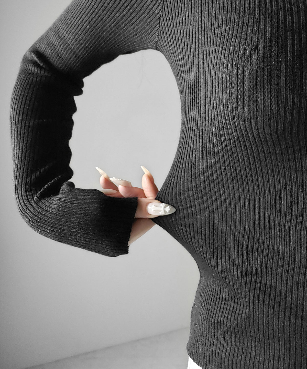 ワンポイント刺繍ポロカラースリムシアーリブニット ／ One-point embroidery polo collar slim sheer rib knit