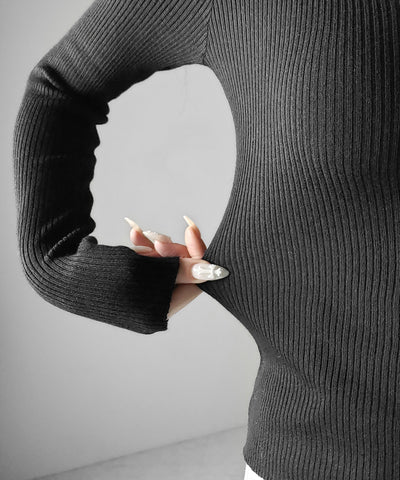 ワンポイント刺繍ポロカラースリムシアーリブニット ／ One-point embroidery polo collar slim sheer rib knit