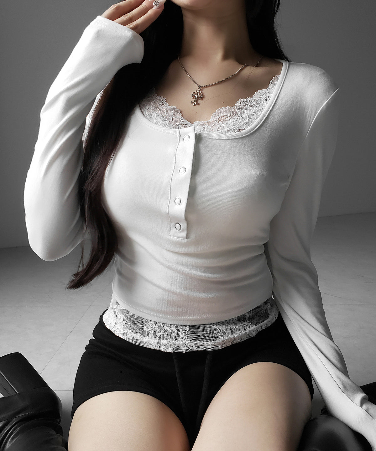 【 人気アイテムの長袖verが新登場！ 】レースレイヤードヘンリーネックスクエア長袖Ｔシャツ ／ lace layered henley neck square long sleeve T-shirt