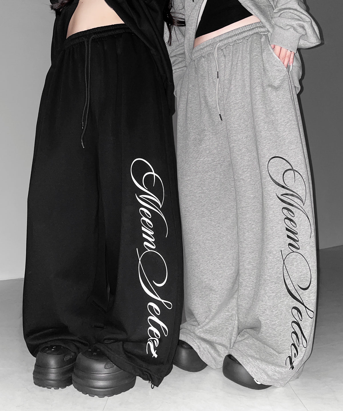 【 セットアップ可能 】レタリングロゴプリントワイドスウェットパンツ ／ lettering logo print wide sweat pants