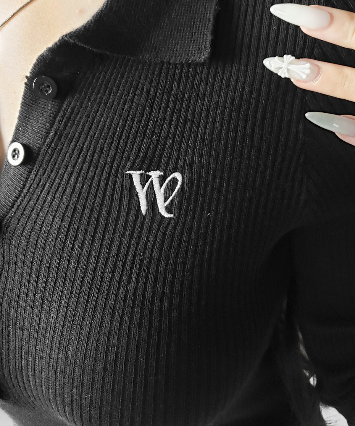 ワンポイント刺繍ポロカラースリムシアーリブニット ／ One-point embroidery polo collar slim sheer rib knit