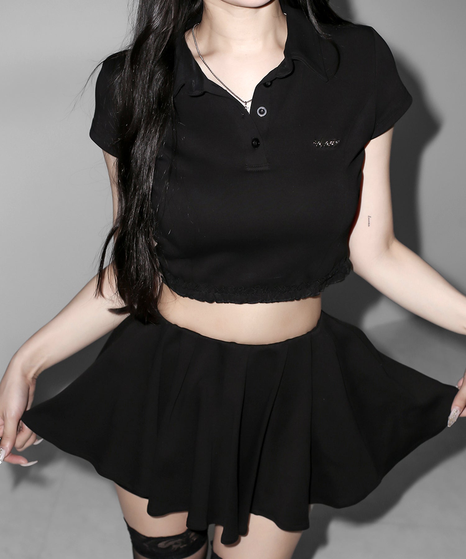 【 セットアップ 】ロゴプレート半袖トップス＋フレアミニスカパン SET ／( SETUP ) logo plate short sleeve tops + flared mini skirt pants