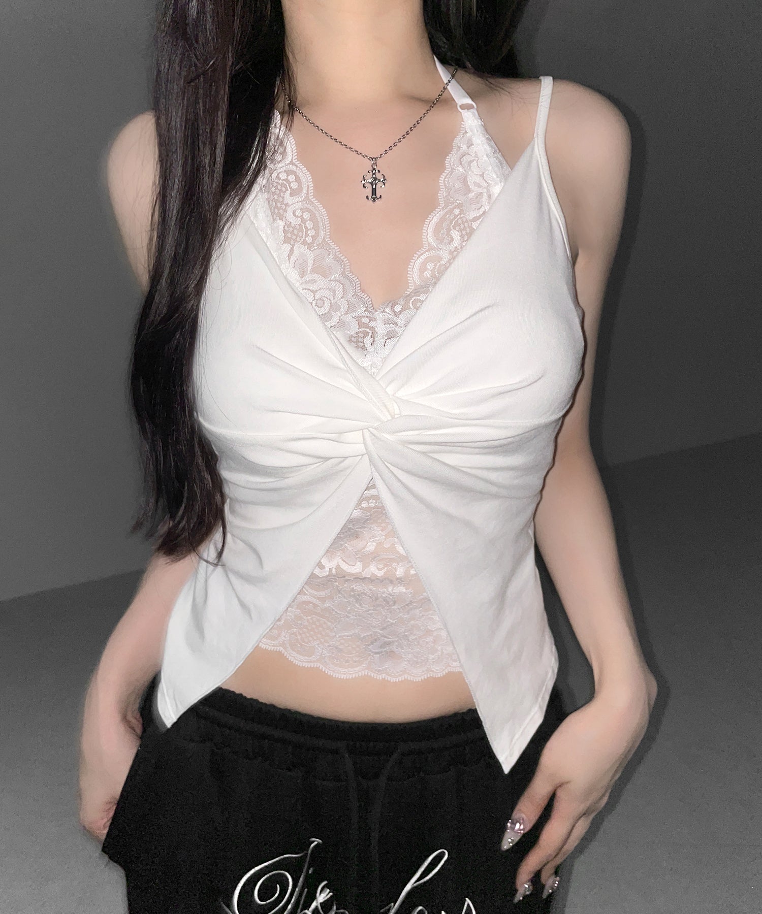 レースレイヤードクロスデザインキャミソール ／ lace layered cross design camisole