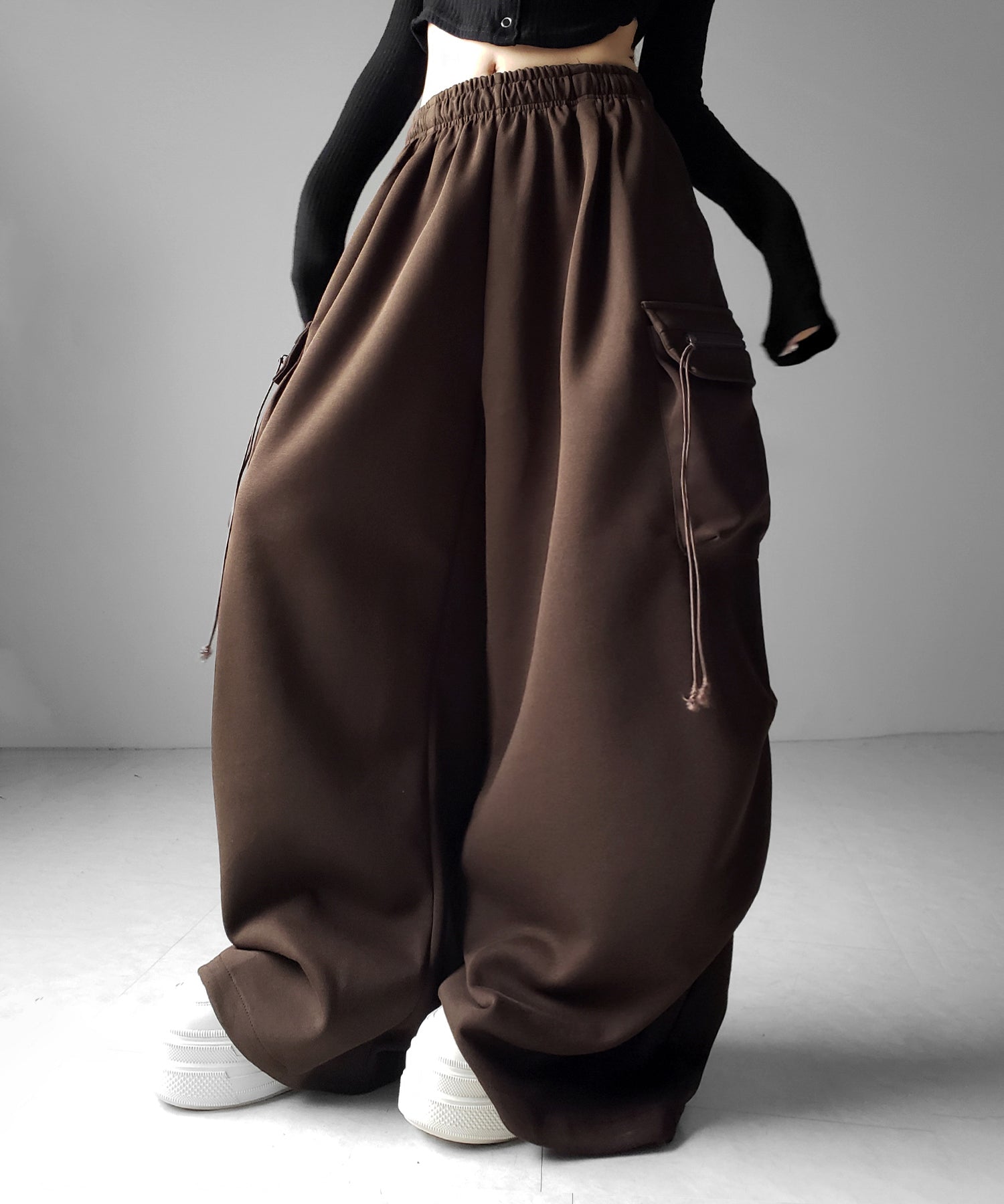 【 裾絞り可能２WAY 】ドローコードタックワイドカーゴスウェットパンツ ／ drawcord tuck wide cargo sweatpants