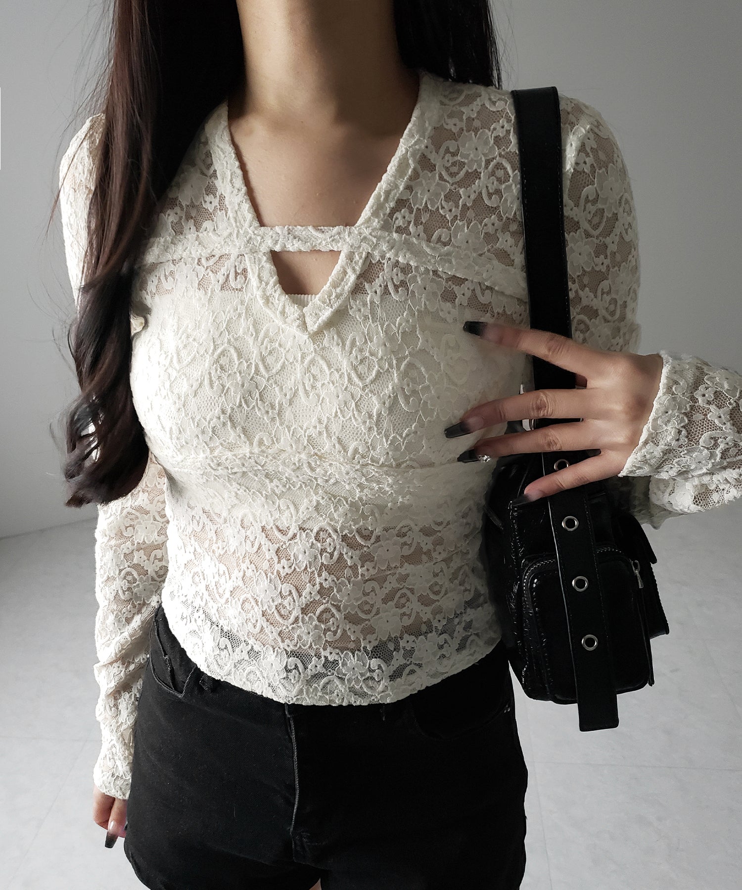 【 ２color 】Vネックスリムラインレーストップス ／ V-neck slimline lace tops