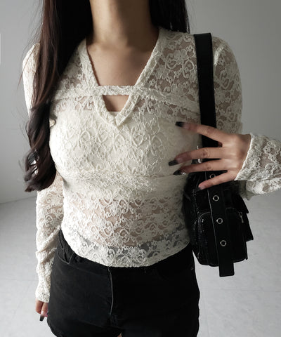 【 ２color 】Vネックスリムラインレーストップス ／ V-neck slimline lace tops