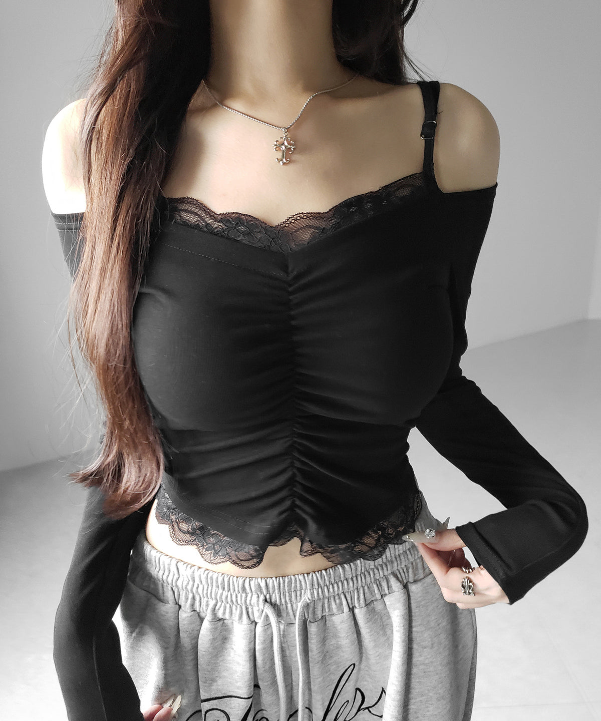 レースレイヤードギャザーオフショル長袖Ｔシャツ ／ lace layered gather off-shoulder long-sleeved T-shirts