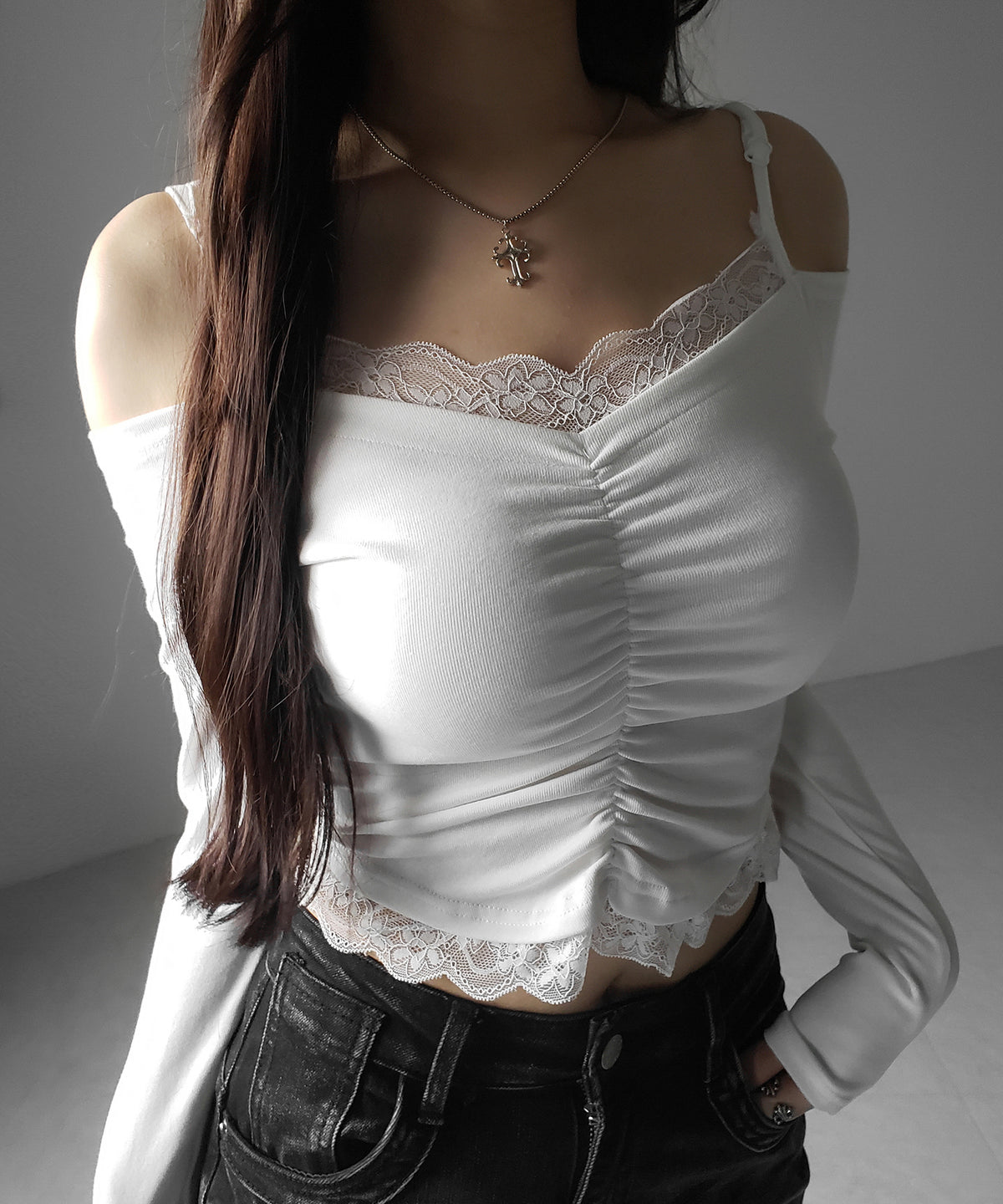 レースレイヤードギャザーオフショル長袖Ｔシャツ ／ lace layered gather off-shoulder long-sleeved T-shirts