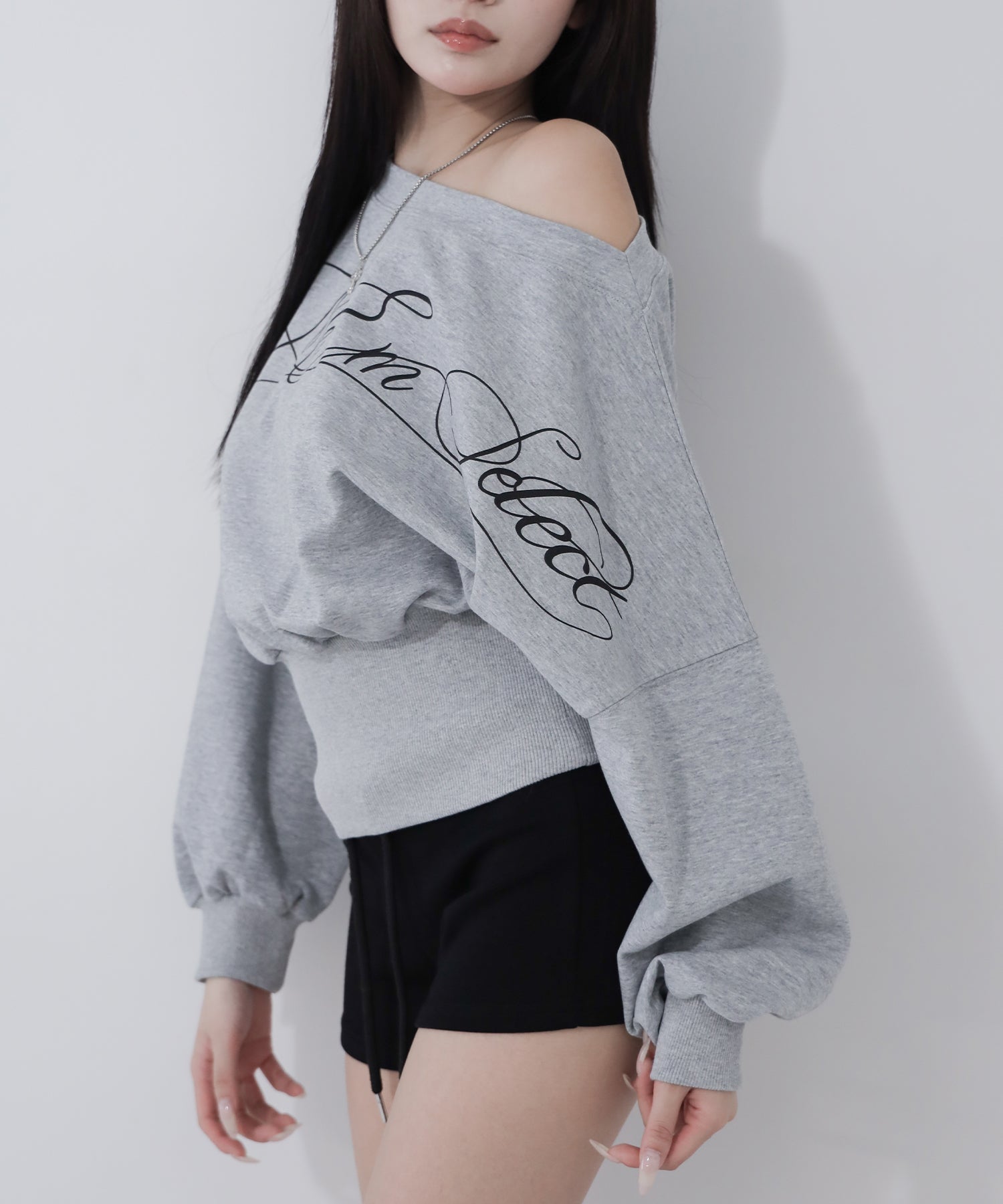 レタリングロゴワンショルショートスウェットライクトップス ／ lettering logo one-shoulder short sweatlike tops