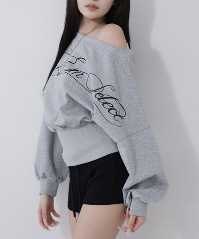 レタリングロゴワンショルショートスウェットライクトップス ／ lettering logo one-shoulder short sweatlike tops