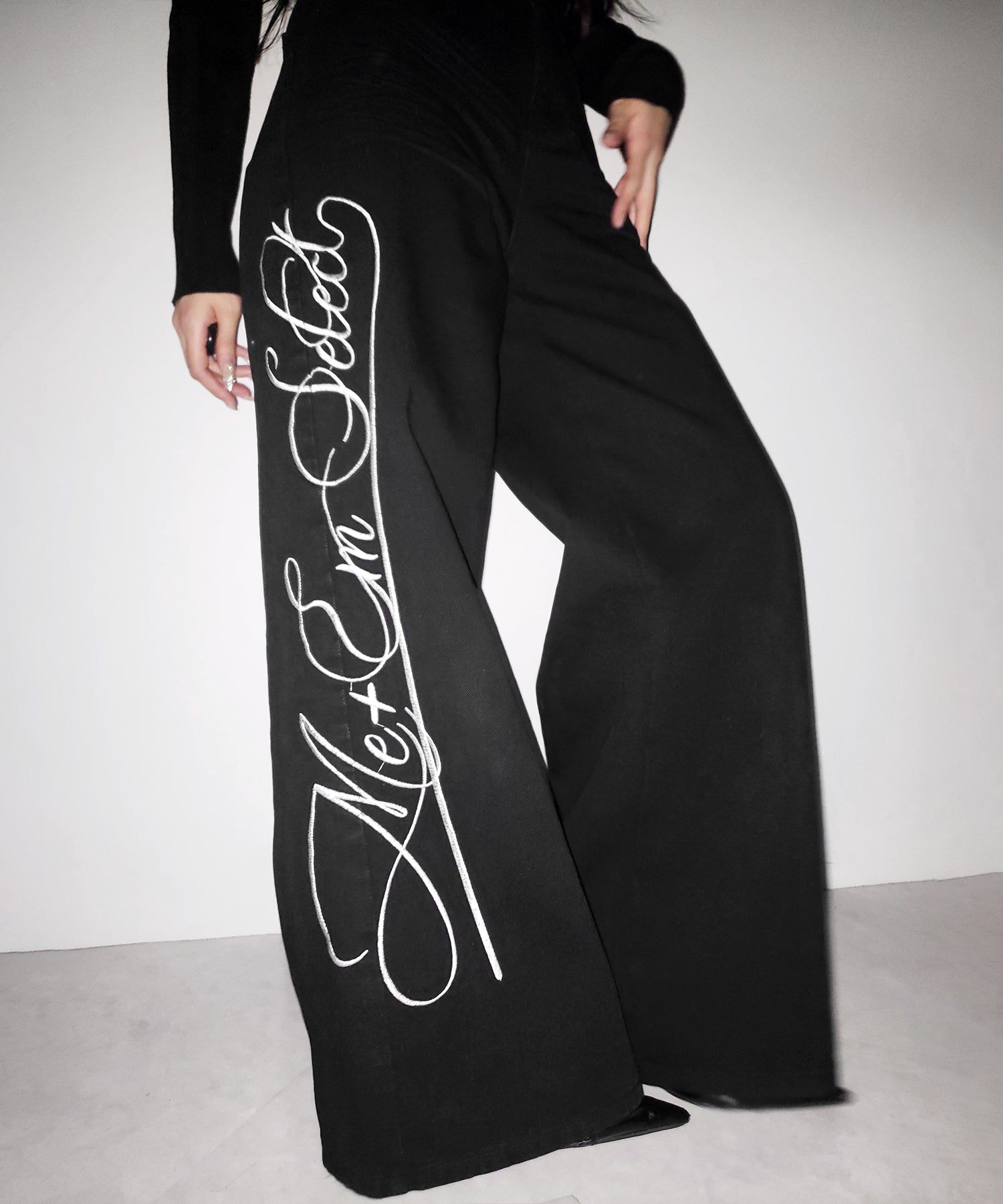 レタリングロゴ刺繍ハイウエストワイドブラックデニム ／ lettering logo embroidery high waist wide black denim