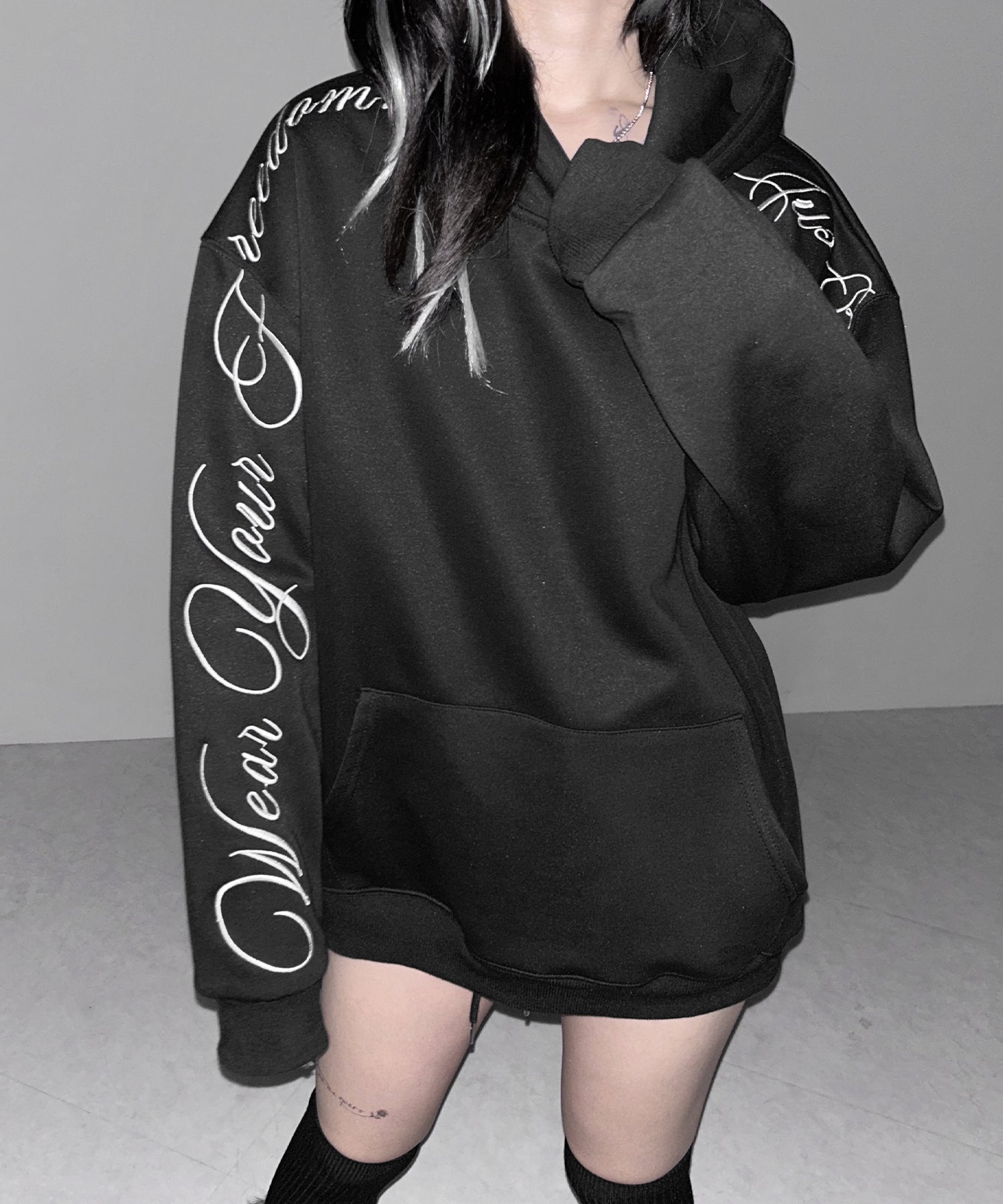 刺繍デザイン フード付きパーカー 黒 レタリングロゴ刺繍オーバースウェットパーカー ／lettering logo