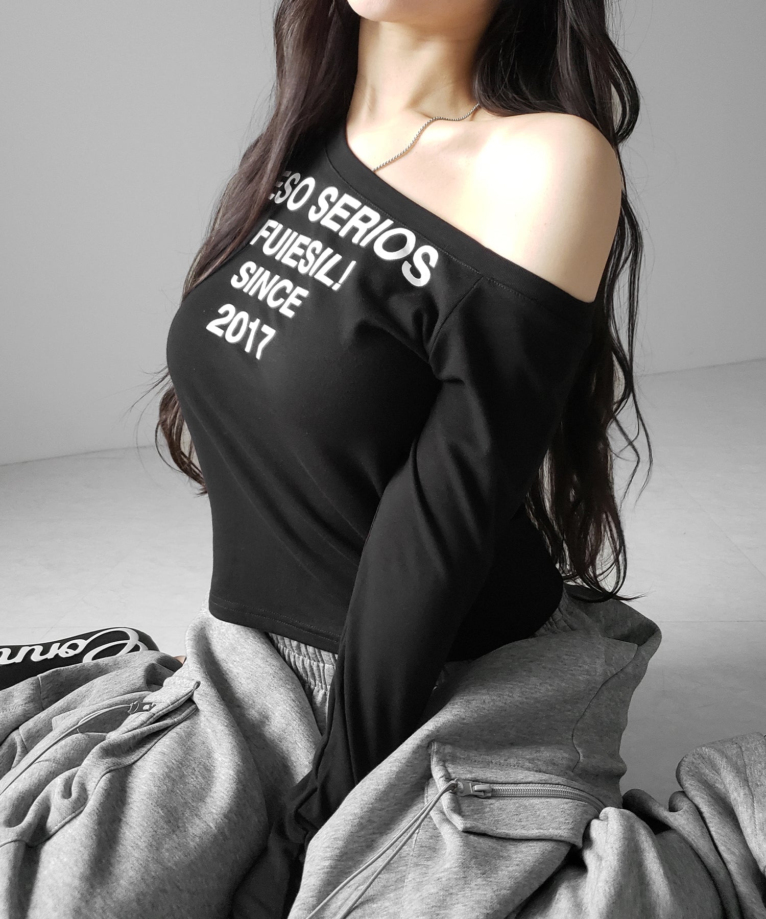コンパクトロゴワンショルルーズロンT ／ compact logo one-Shoulder loose long-sleeve T-Shirt