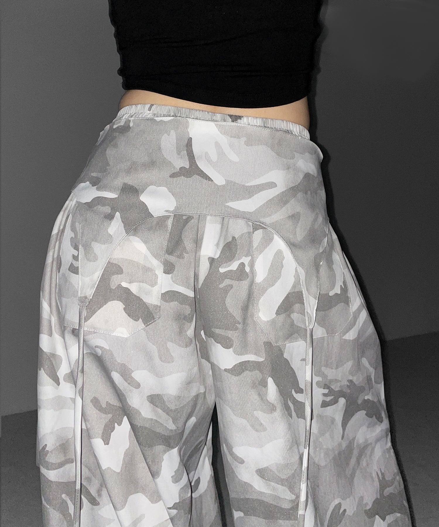 ロゴガーターカモフラタックワイドパンツ ／ logo garter camouflage tuck wide pants