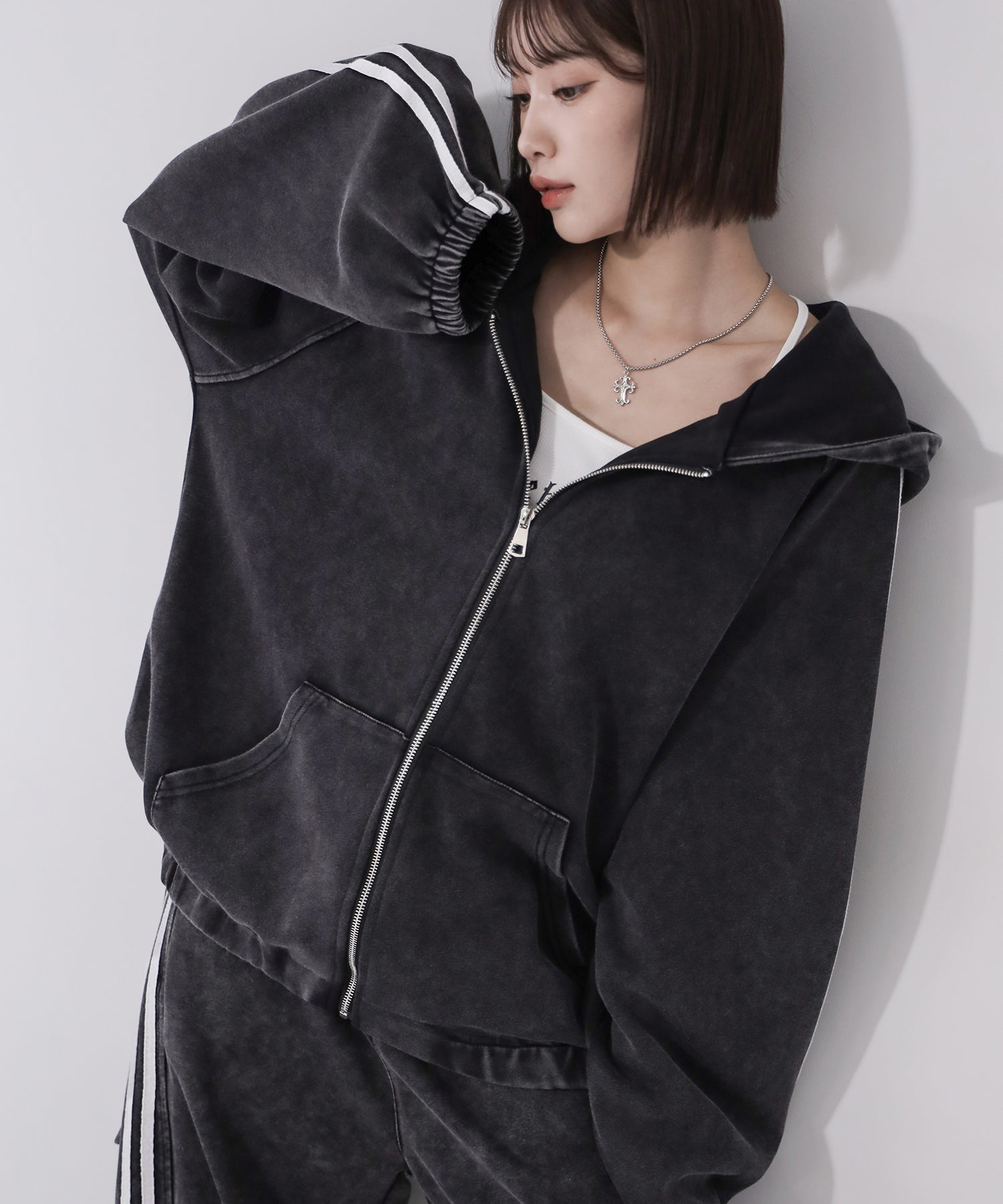 ピグメントヴィンテージ加工サイドラインジップアップパーカー ／ Pigment vintage side line zip-up hoodie