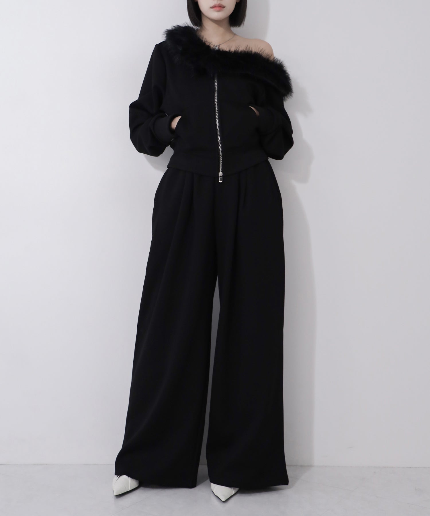 【 セットアップ 】ファーダブルジップワンショルスウェット＆タックワイドスウェットパンツ ／ Fur double-zip one-shoulder sweatshirt ＆ tuck wide sweatpants SETUP
