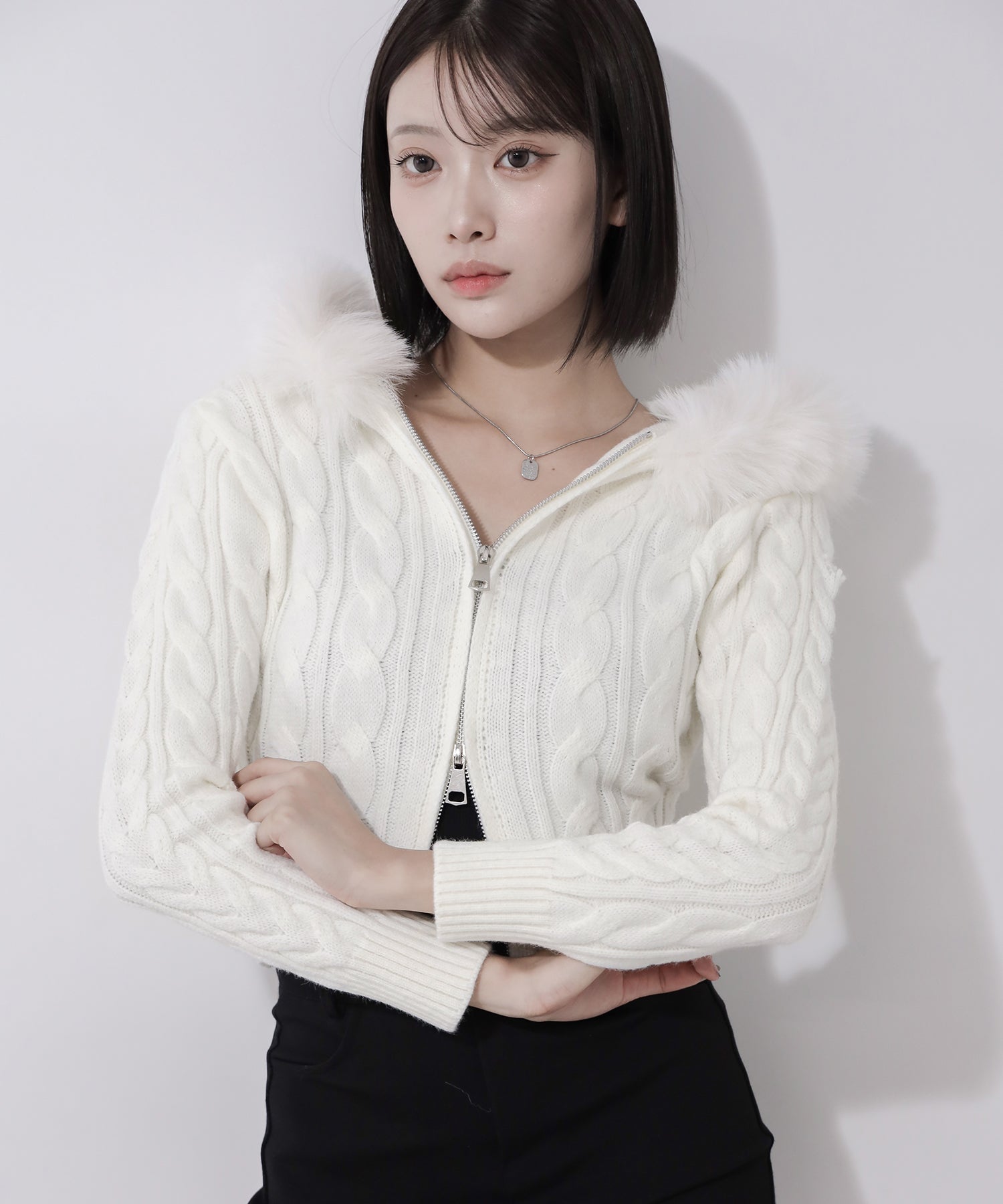 ファーフーディダブルジップショートニットパーカー ／ Fur hooded double zip short knit hoodie