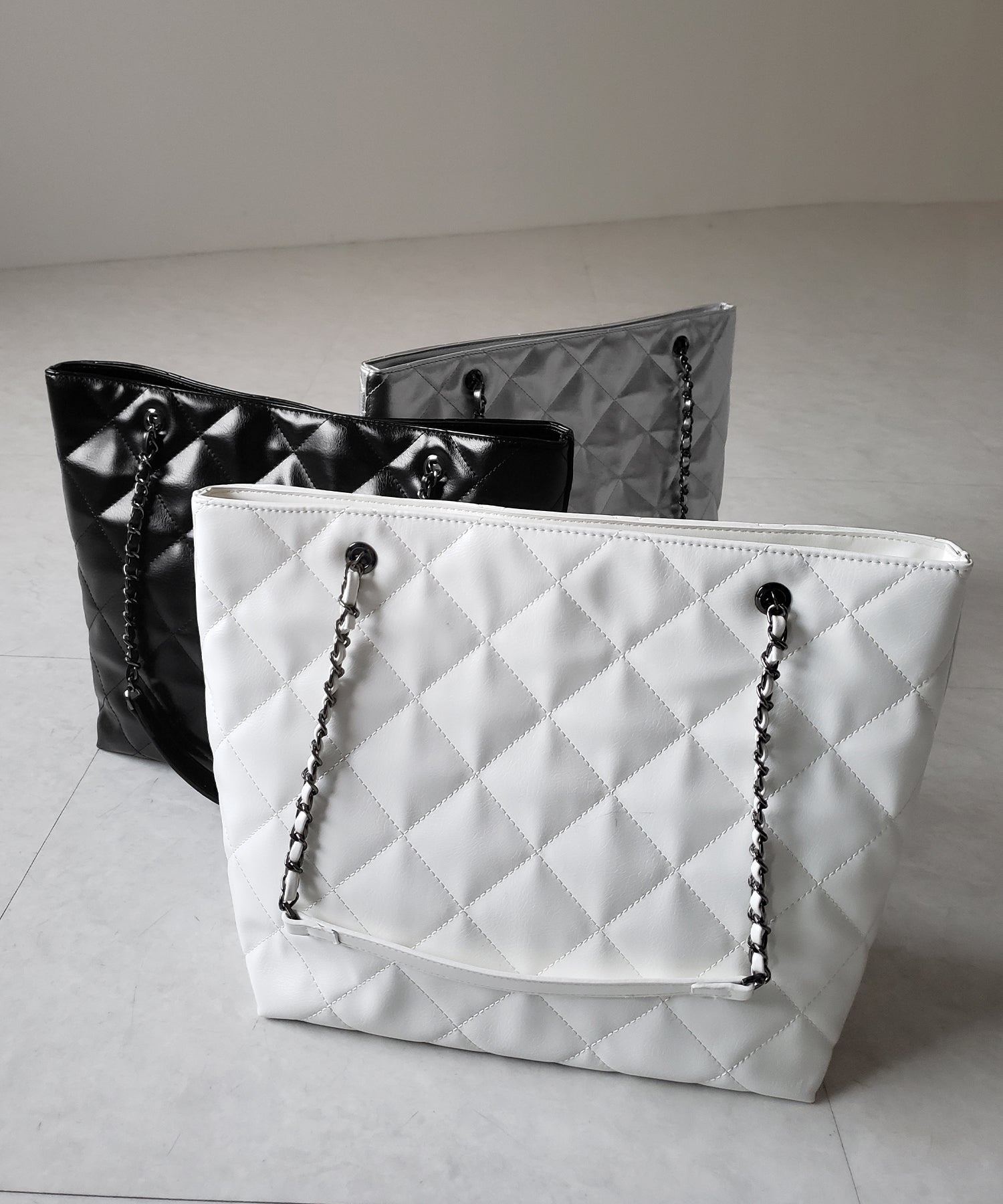 【 ３color ／ A4収納可 】キルティングチェーンスクエアトートショルダーバッグ ／ quilting chain square tote shoulder bag