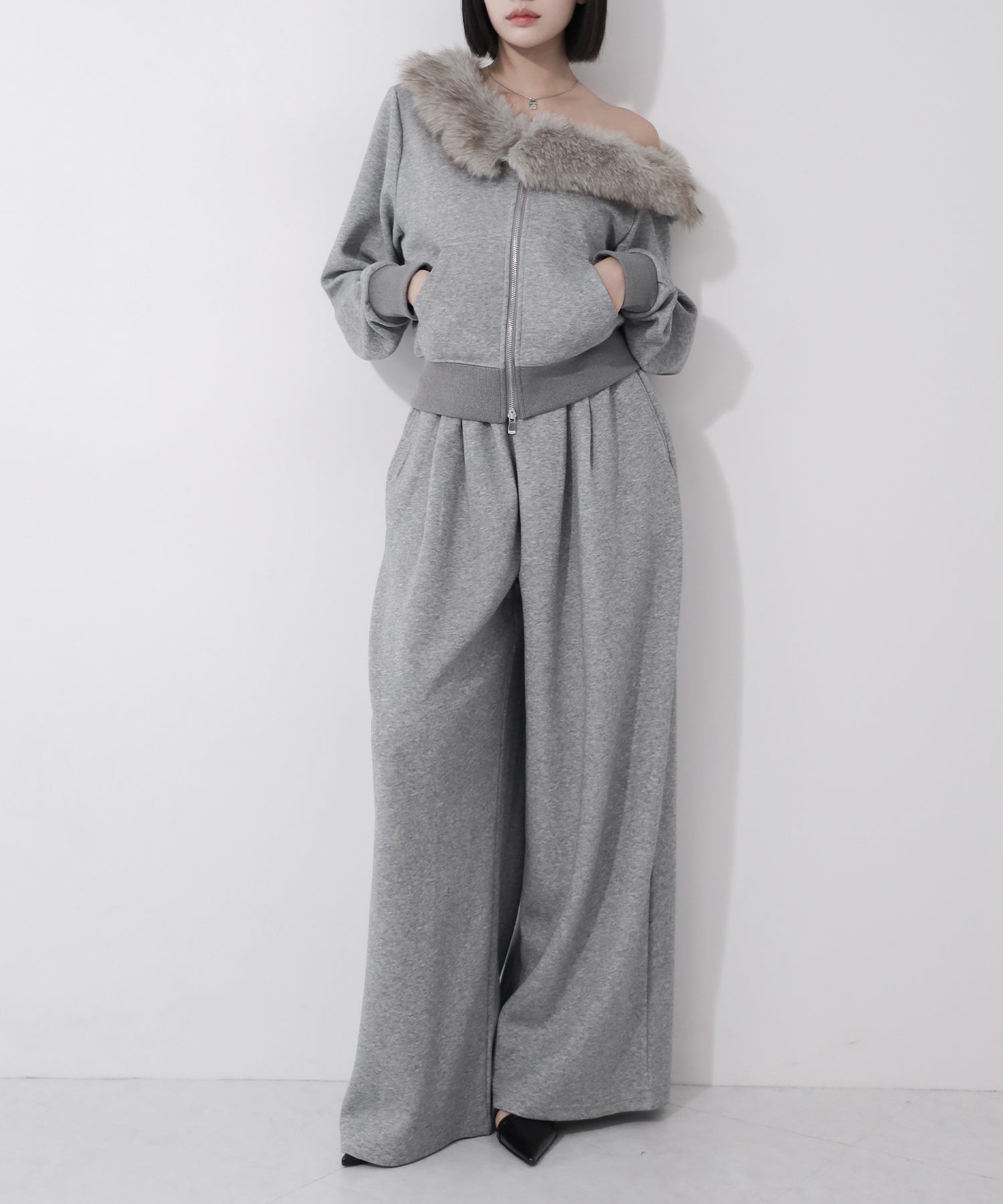 【 セットアップ 】ファーダブルジップワンショルスウェット＆タックワイドスウェットパンツ ／ Fur double-zip one-shoulder sweatshirt ＆ tuck wide sweatpants SETUP