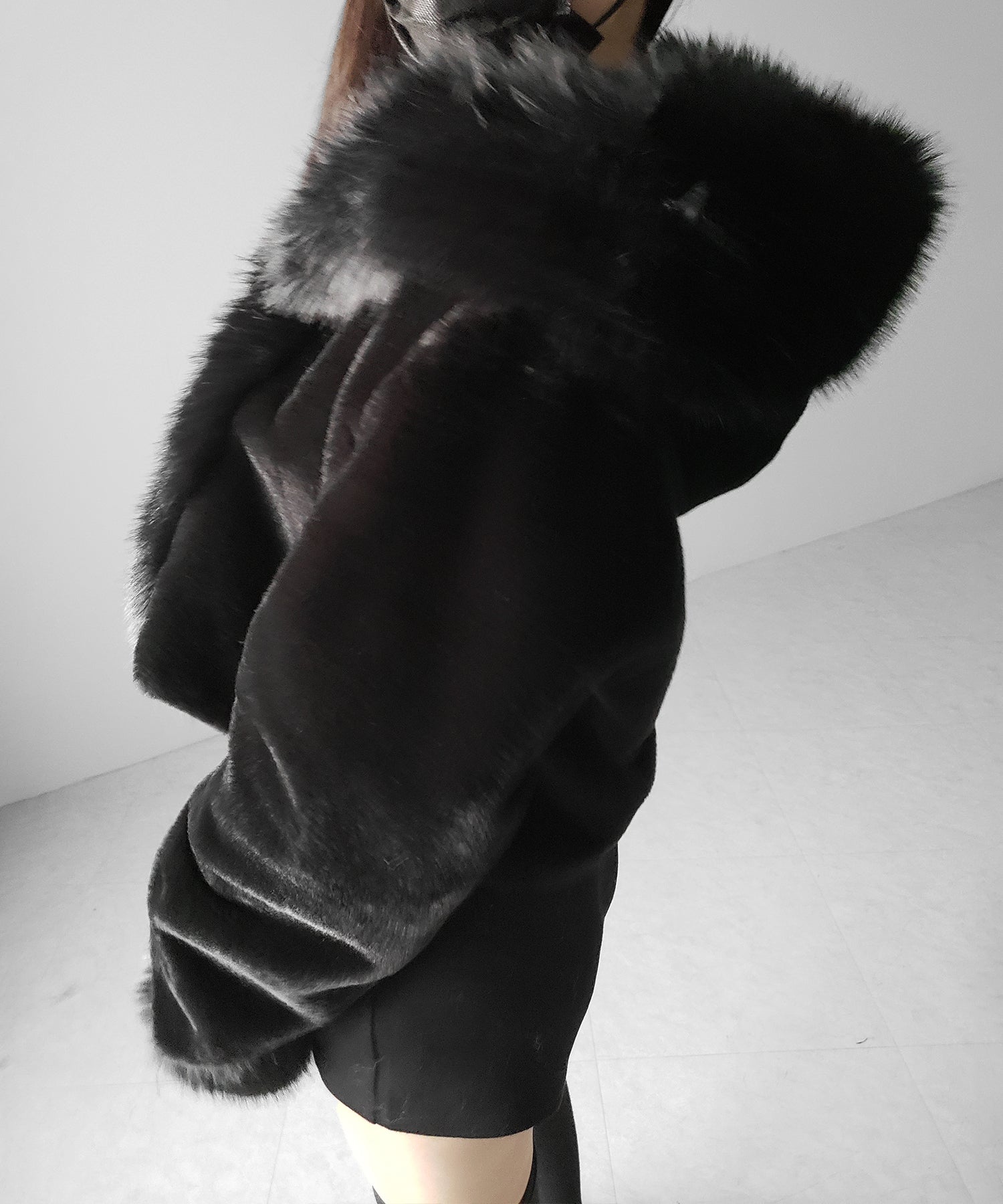 フェイクファーフードレディーショートコート ／ fake fur hoodec lady short coat