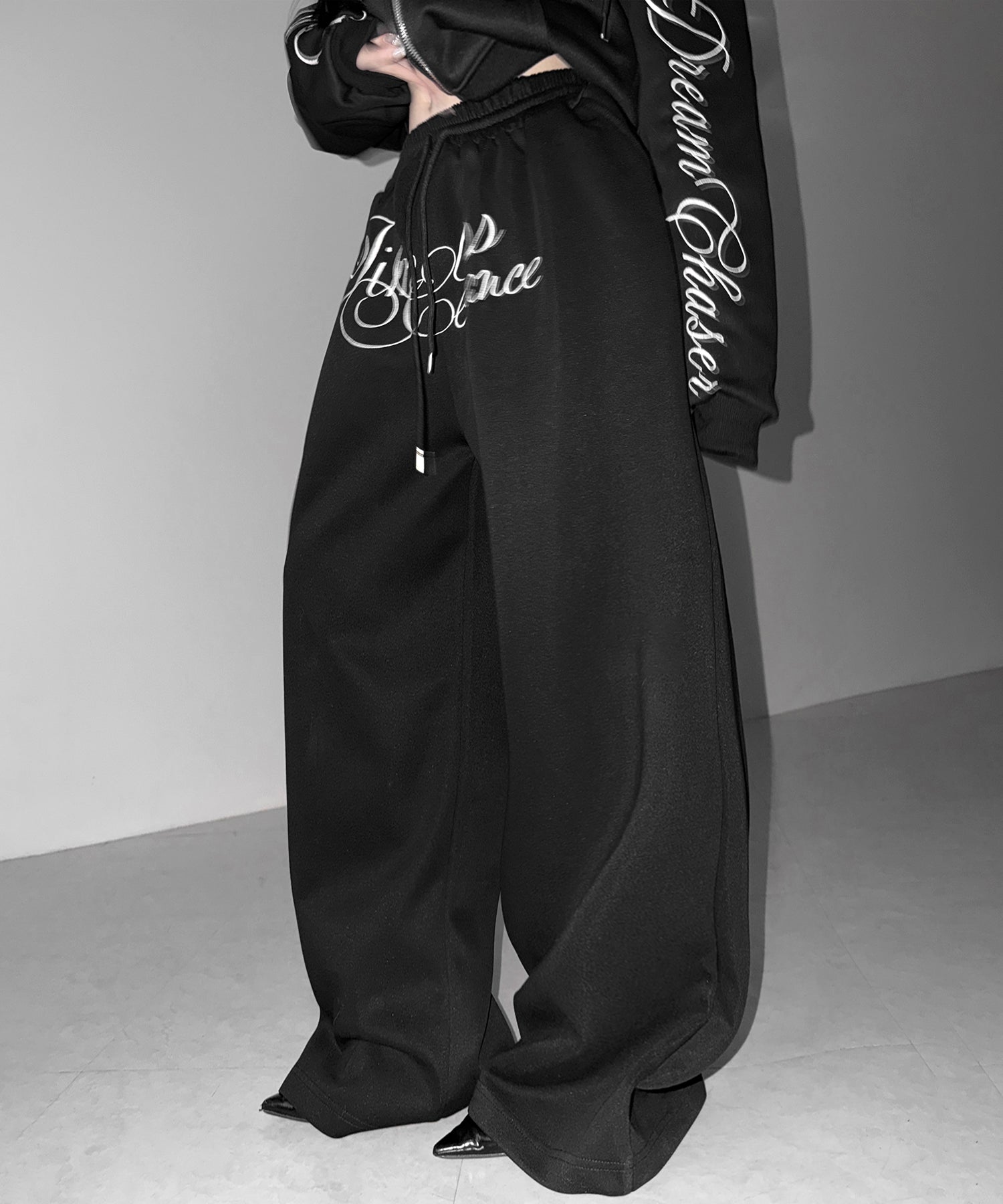 フロントレタリングロゴ刺繍ワイドスウェットパンツ ／ front lettering logo embroidery wide sweatpants