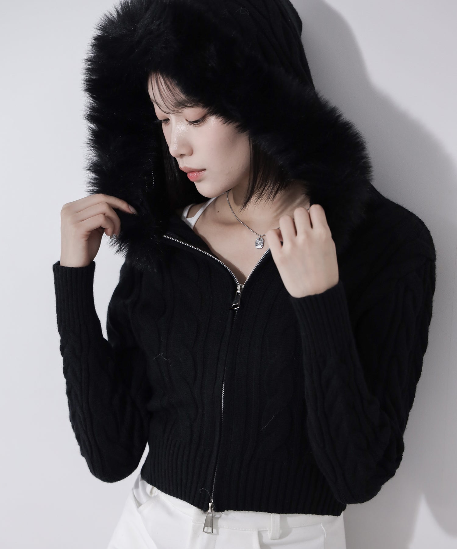 ファーフーディダブルジップショートニットパーカー ／ Fur hooded double zip short knit hoodie