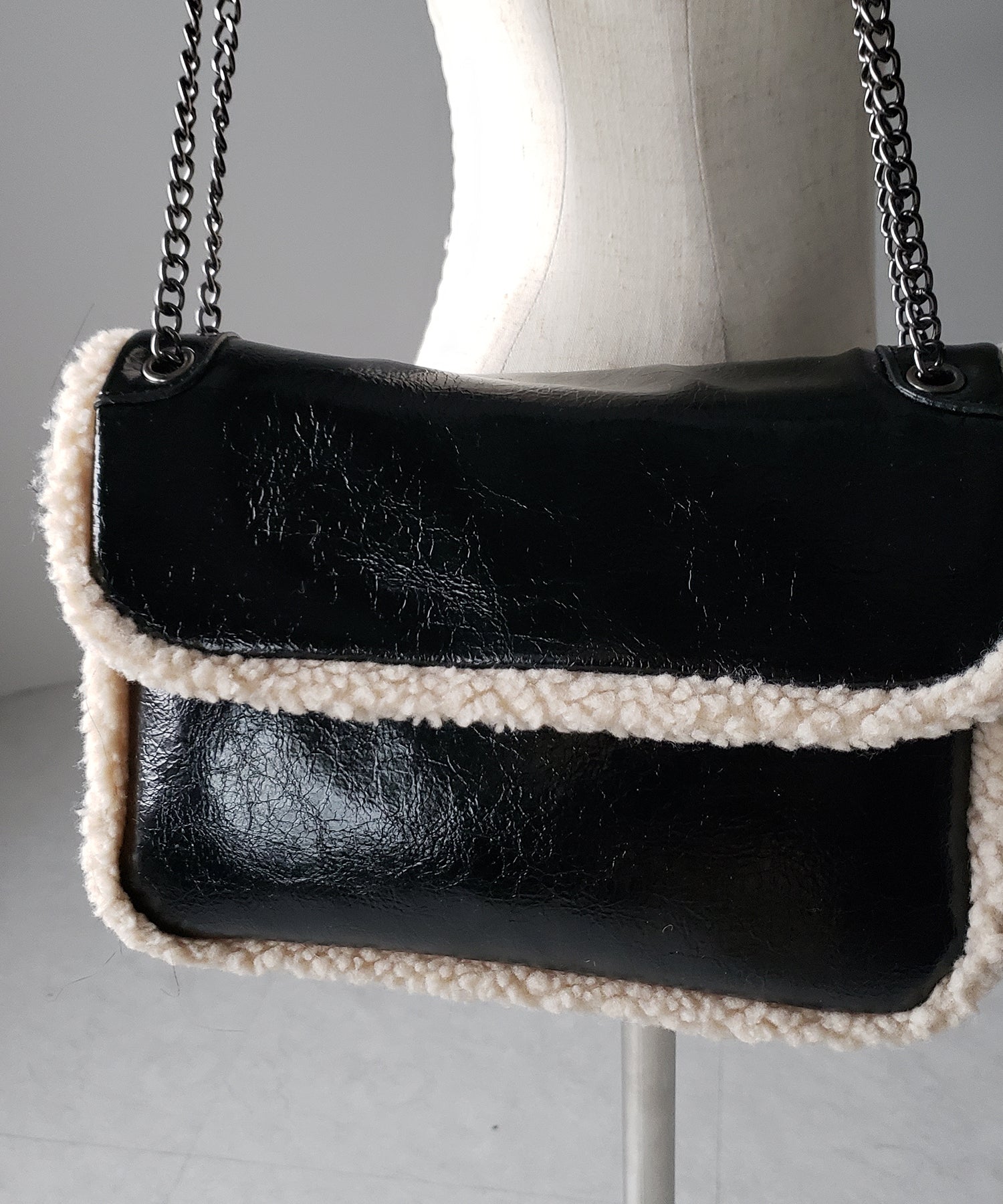 【 ２color 】ボアムートンフェイクレザーチェーンショルダーバッグ ／ boa mouton fake leather chain  shoulder bag