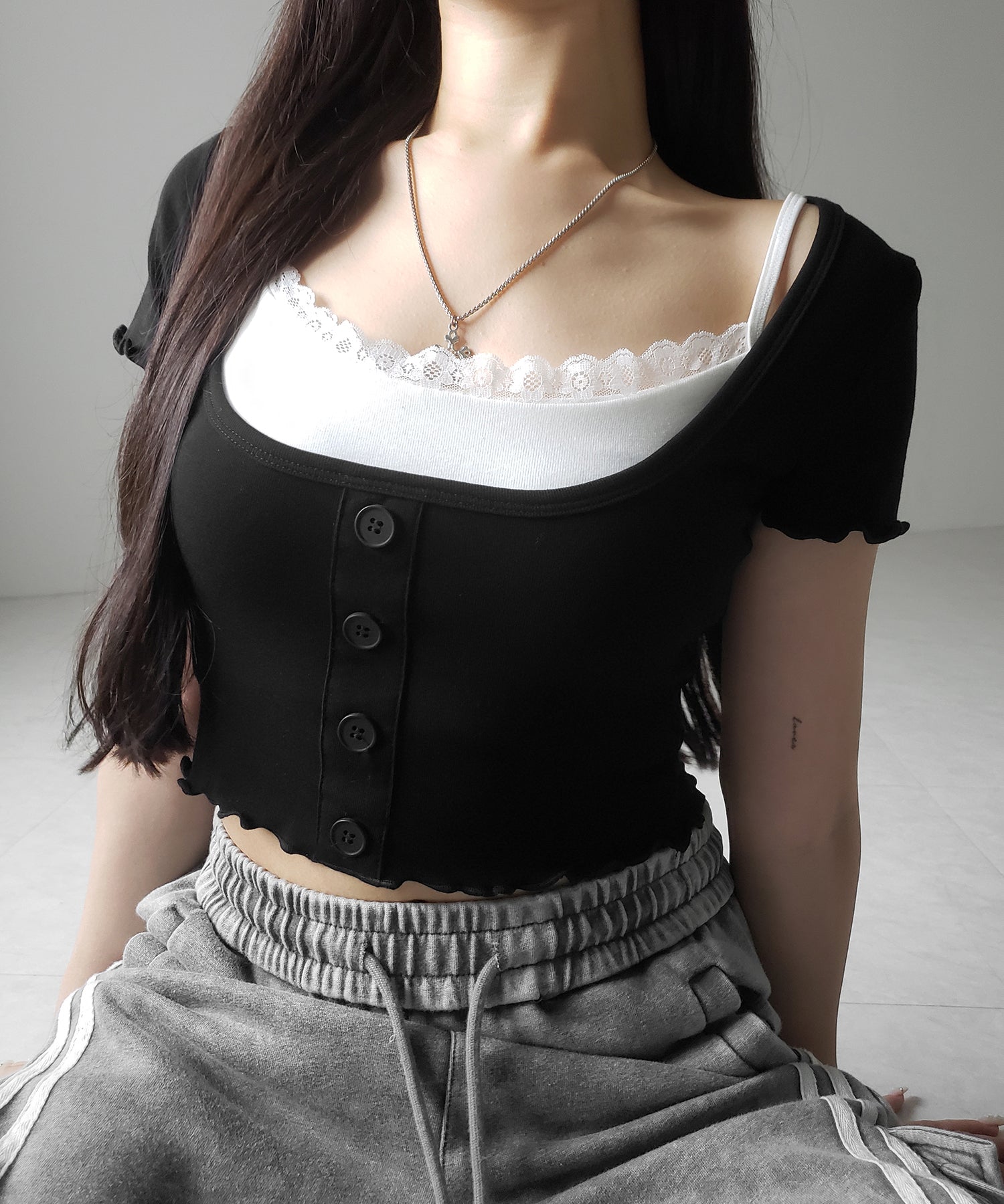 【 ２点セット 】レイヤードレースキャミソール ＋ スクエアネックフロントボタンTシャツ SET