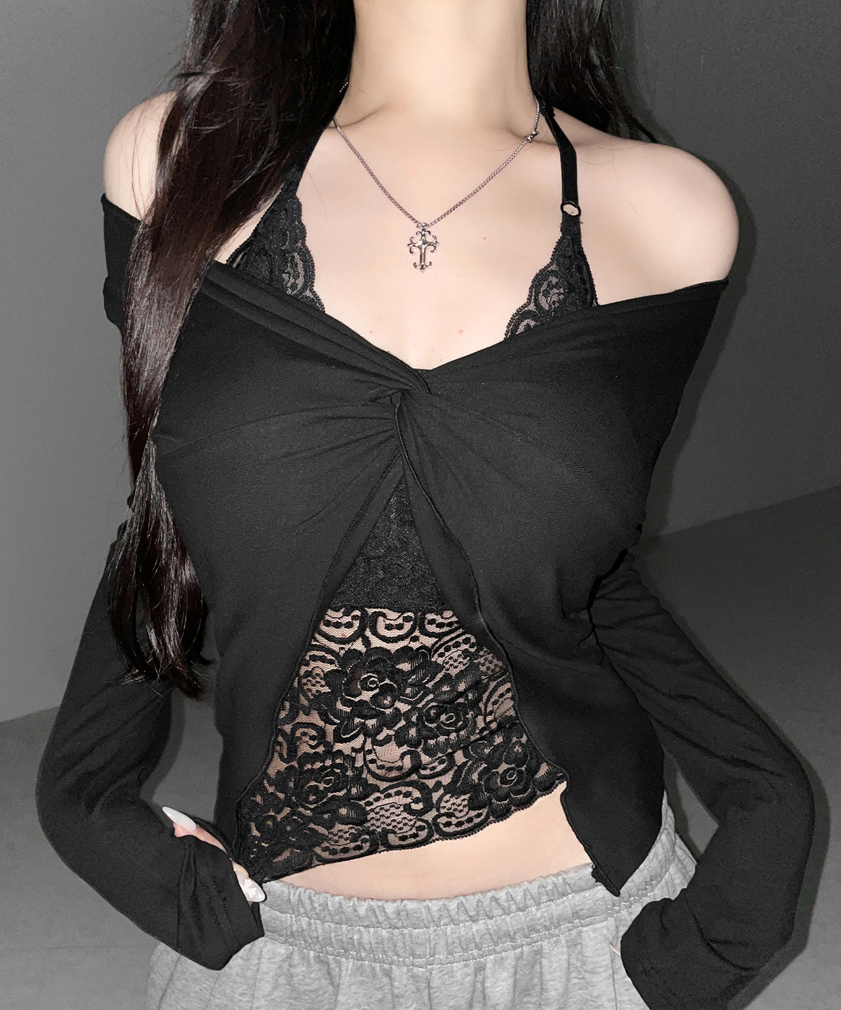 レースレイヤードクロスデザイン長袖Ｔシャツ ／Lace-layered cross design long-sleeved T-shirt