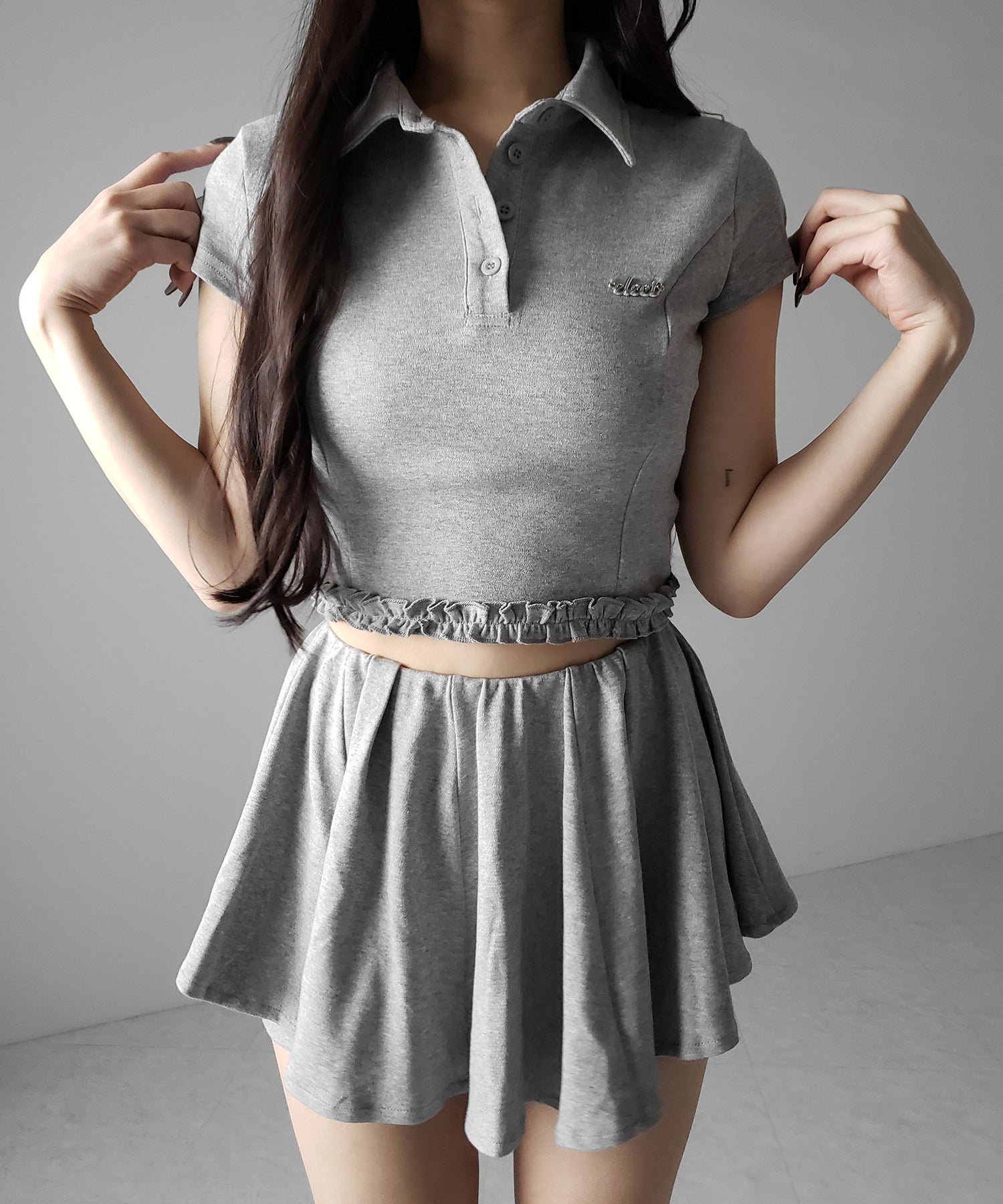 【 セットアップ 】ロゴプレート半袖トップス＋フレアミニスカパン SET ／( SETUP ) logo plate short sleeve tops + flared mini skirt pants