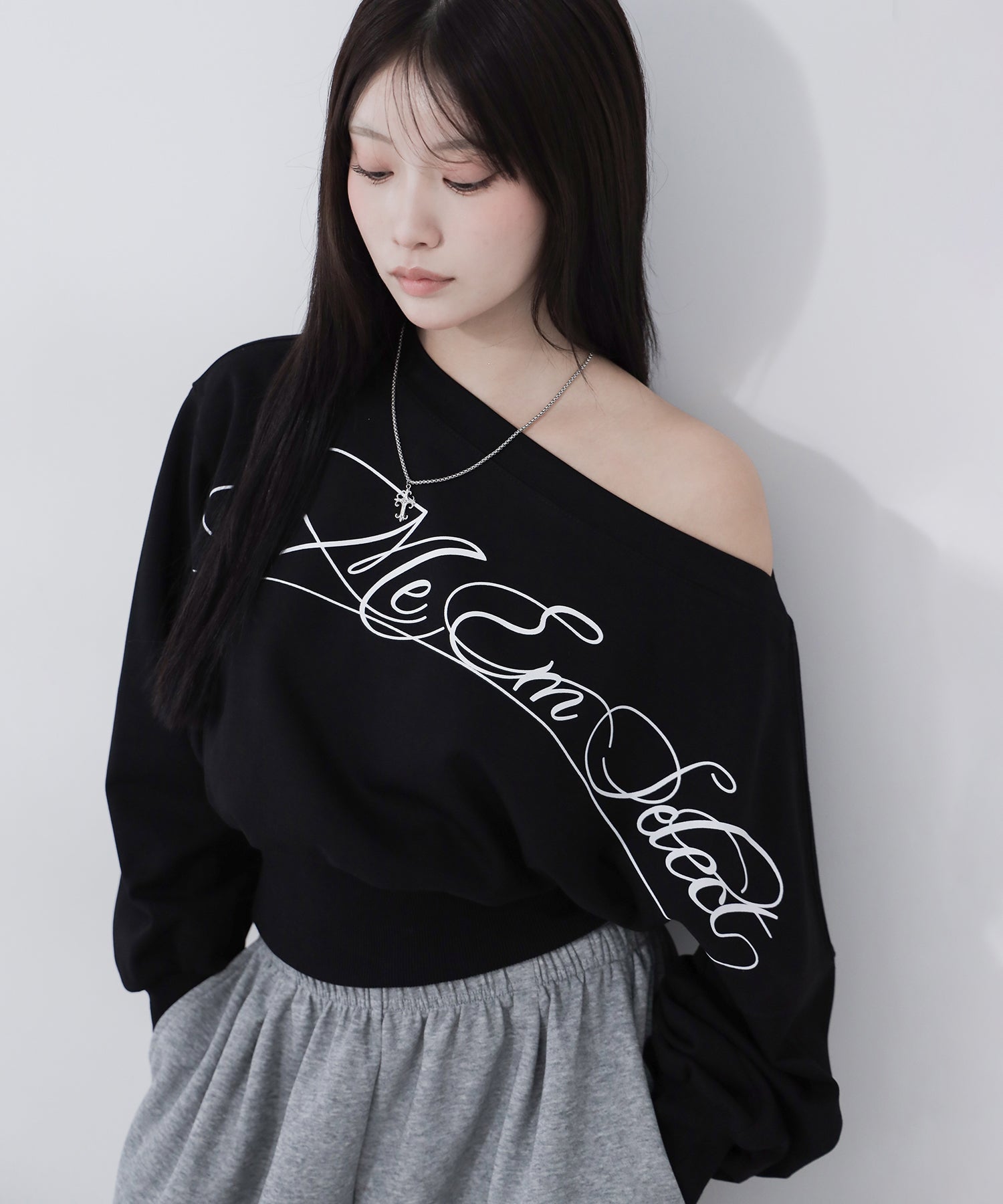 レタリングロゴワンショルショートスウェットライクトップス ／ lettering logo one-shoulder short sweatlike tops