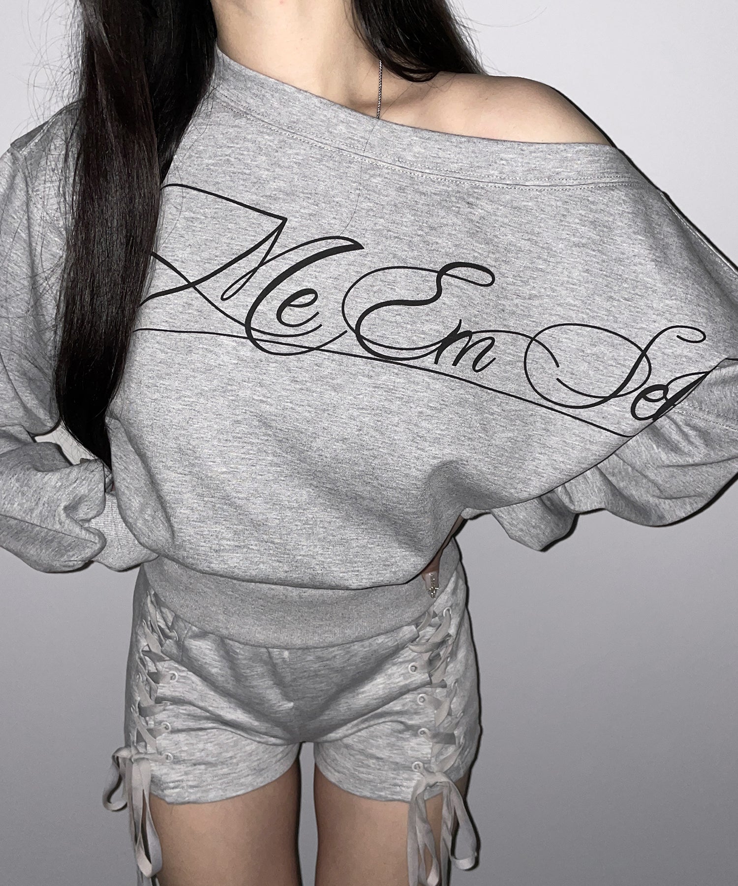 レタリングロゴワンショルショートスウェットライクトップス ／ lettering logo one-shoulder short sweatlike tops