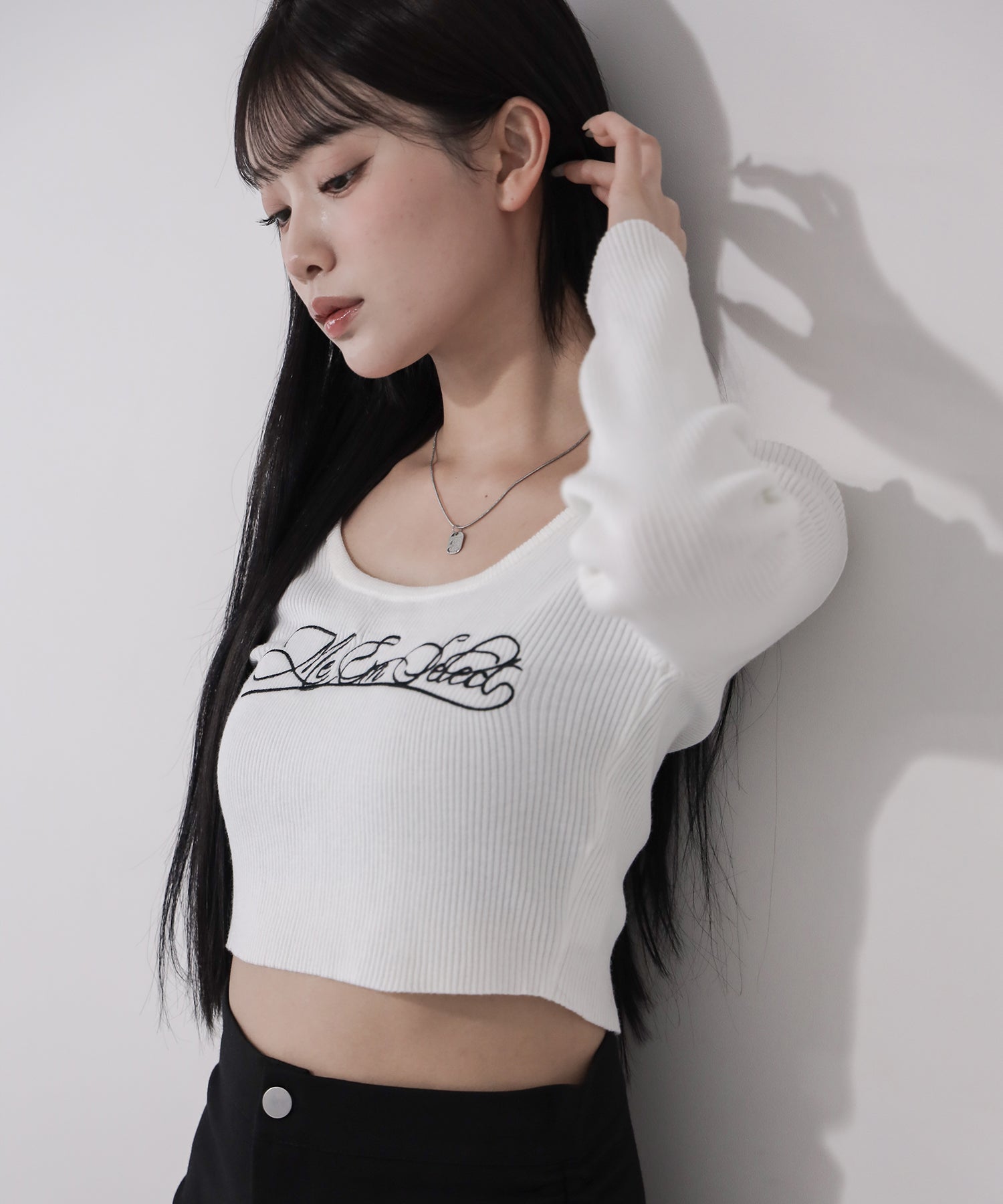 レタリングロゴ刺繍スクエアネックショートリブニットトップス ／ lettering logo embroidery square neck short rib knit tops
