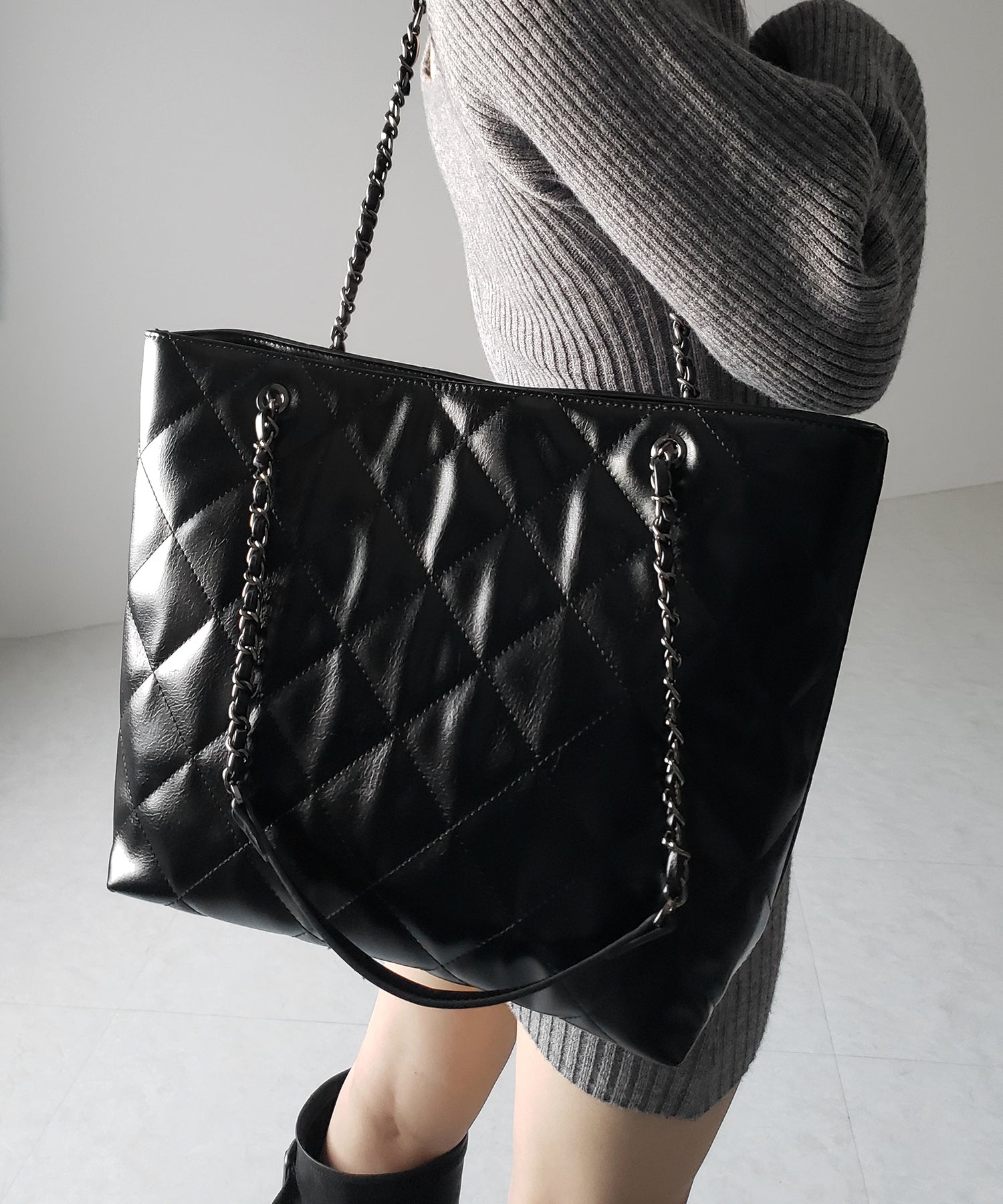 【 ３color ／ A4収納可 】キルティングチェーンスクエアトートショルダーバッグ ／ quilting chain square tote shoulder bag