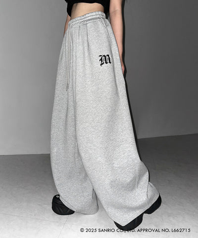 【 HELLO KITTY × me+em select 】ハローキティM LOGO ワイドスウェットパンツ ／ Hello Kitty M Logo wide sweatpants 【 セットアップ着用可能 】