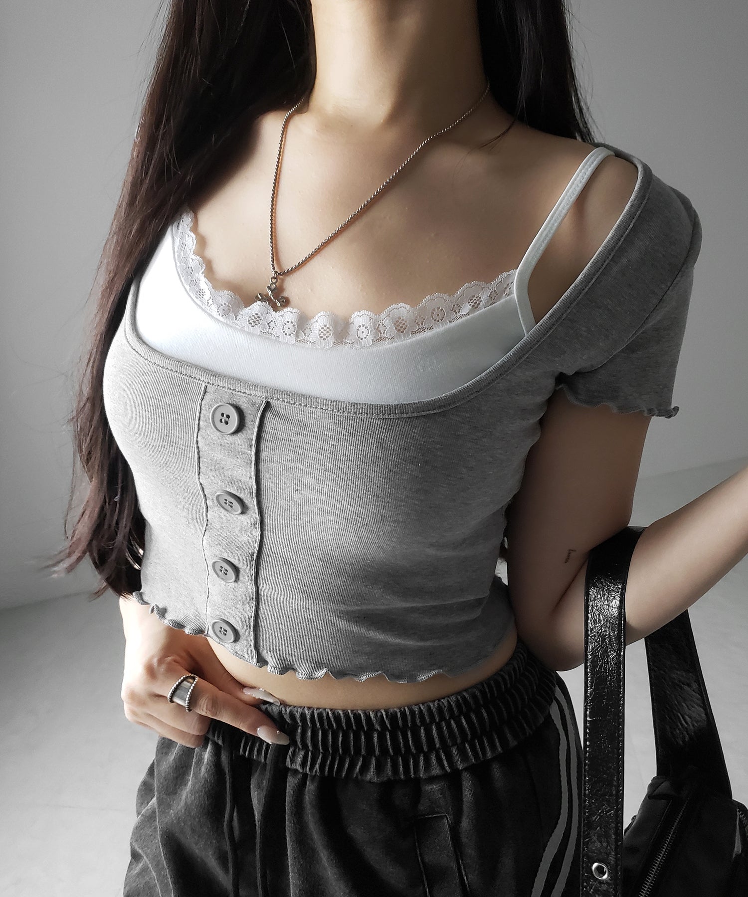 【 ２点セット 】レイヤードレースキャミソール ＋ スクエアネックフロントボタンTシャツ SET