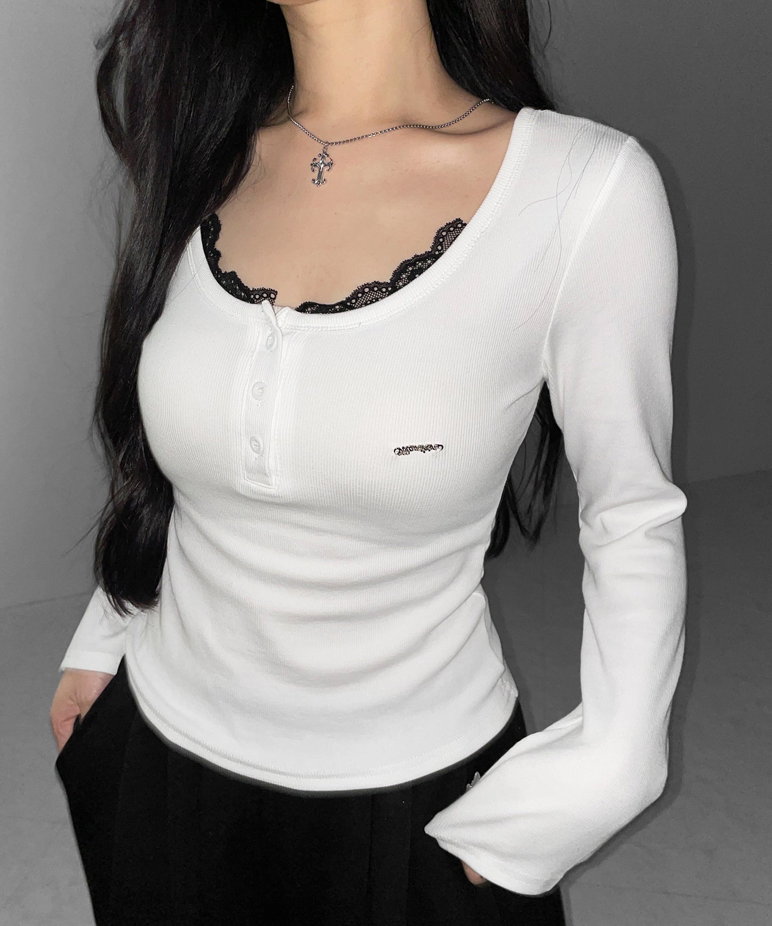 ヘンリーネックロゴプレートレースリブトップス ／　henley neck logo plate lace ribbed tops