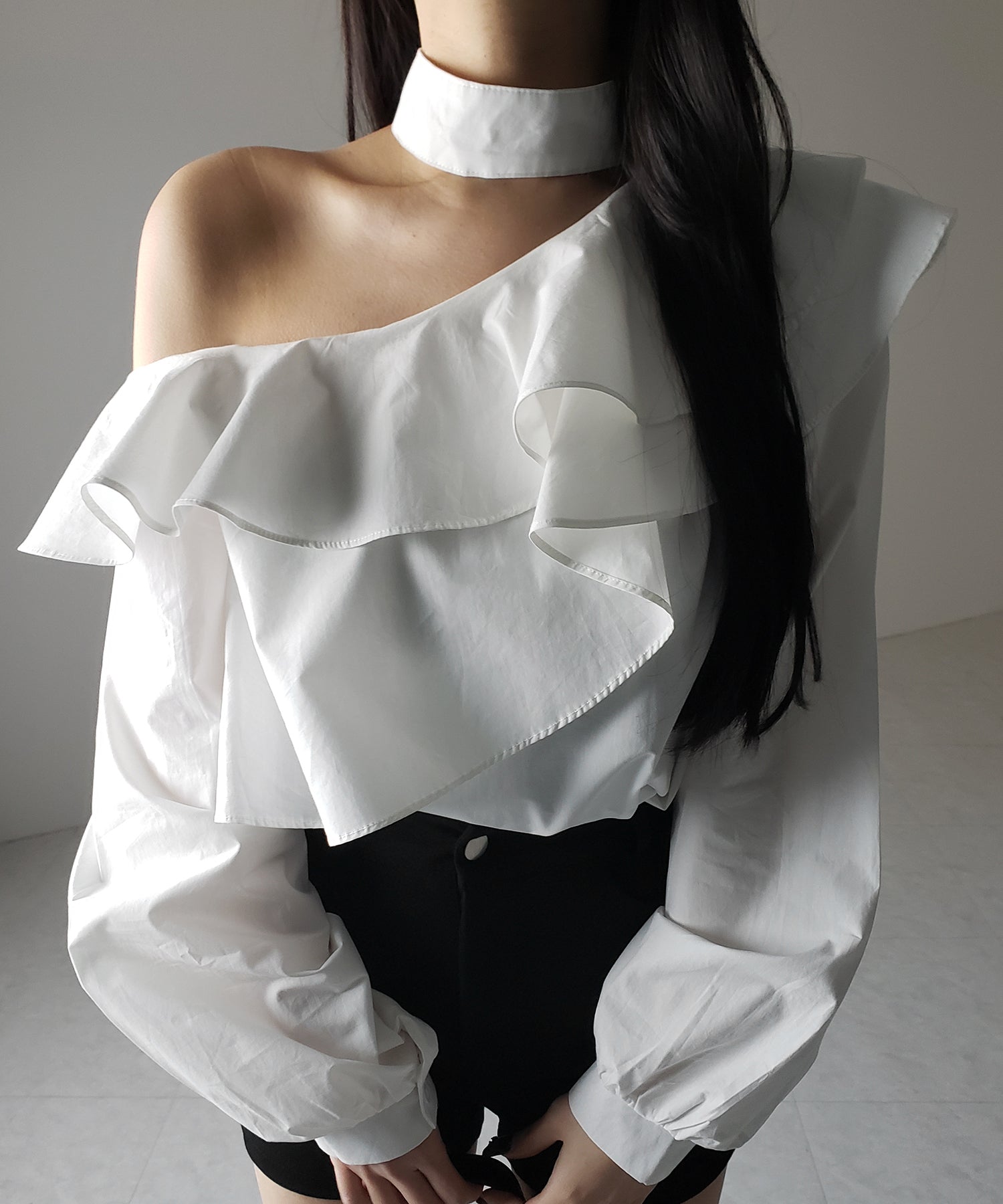【 ２color 】チョーカーフリルワンショルダーブラウス ／ choker frill one shoulder blouse