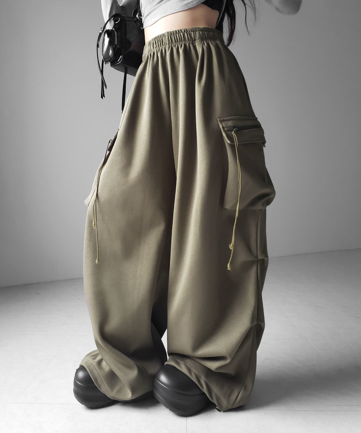 【 裾絞り可能２WAY 】ドローコードタックワイドカーゴスウェットパンツ ／ drawcord tuck wide cargo sweatpants