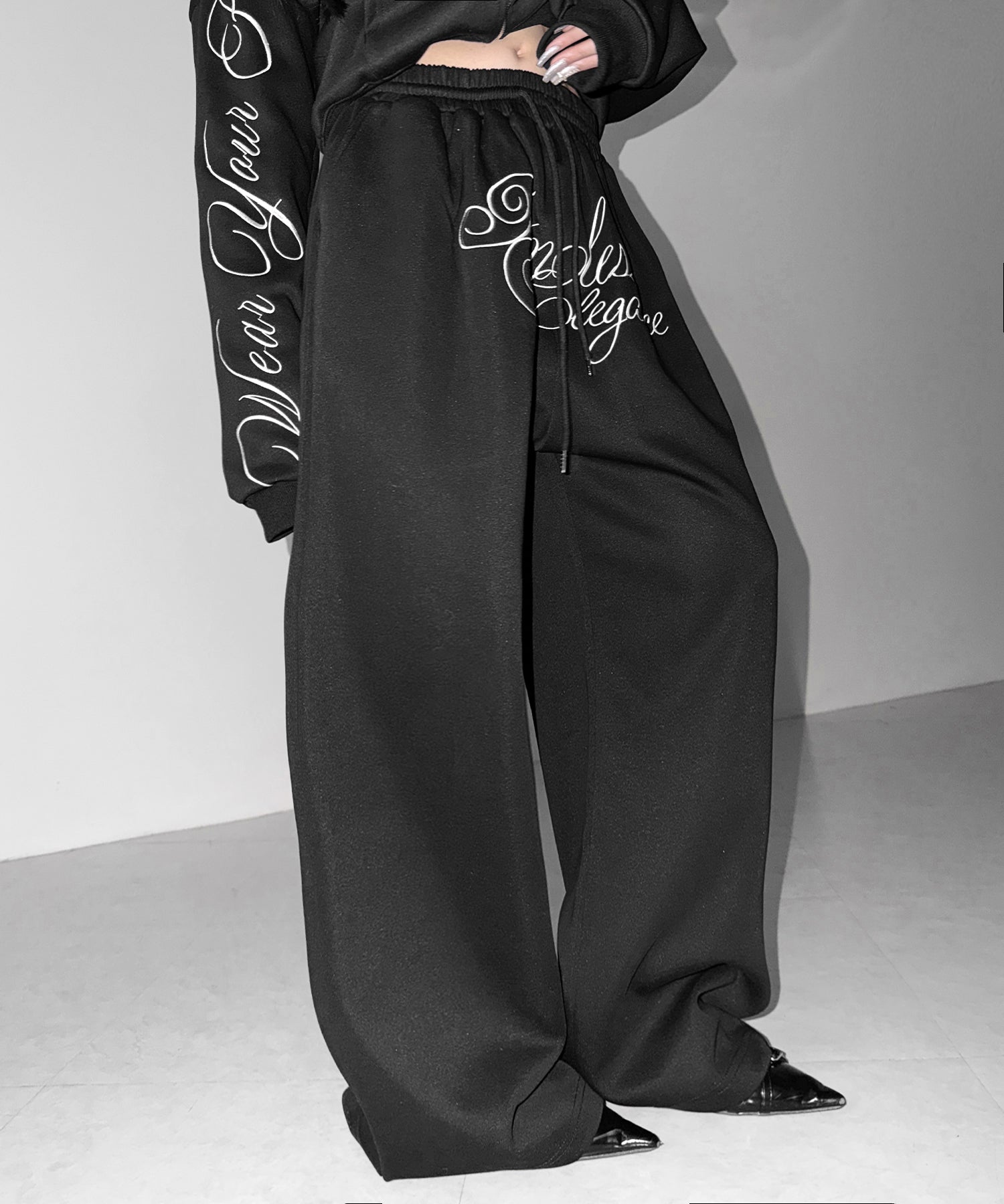 フロントレタリングロゴ刺繍ワイドスウェットパンツ ／ front lettering logo embroidery wide sweatpants
