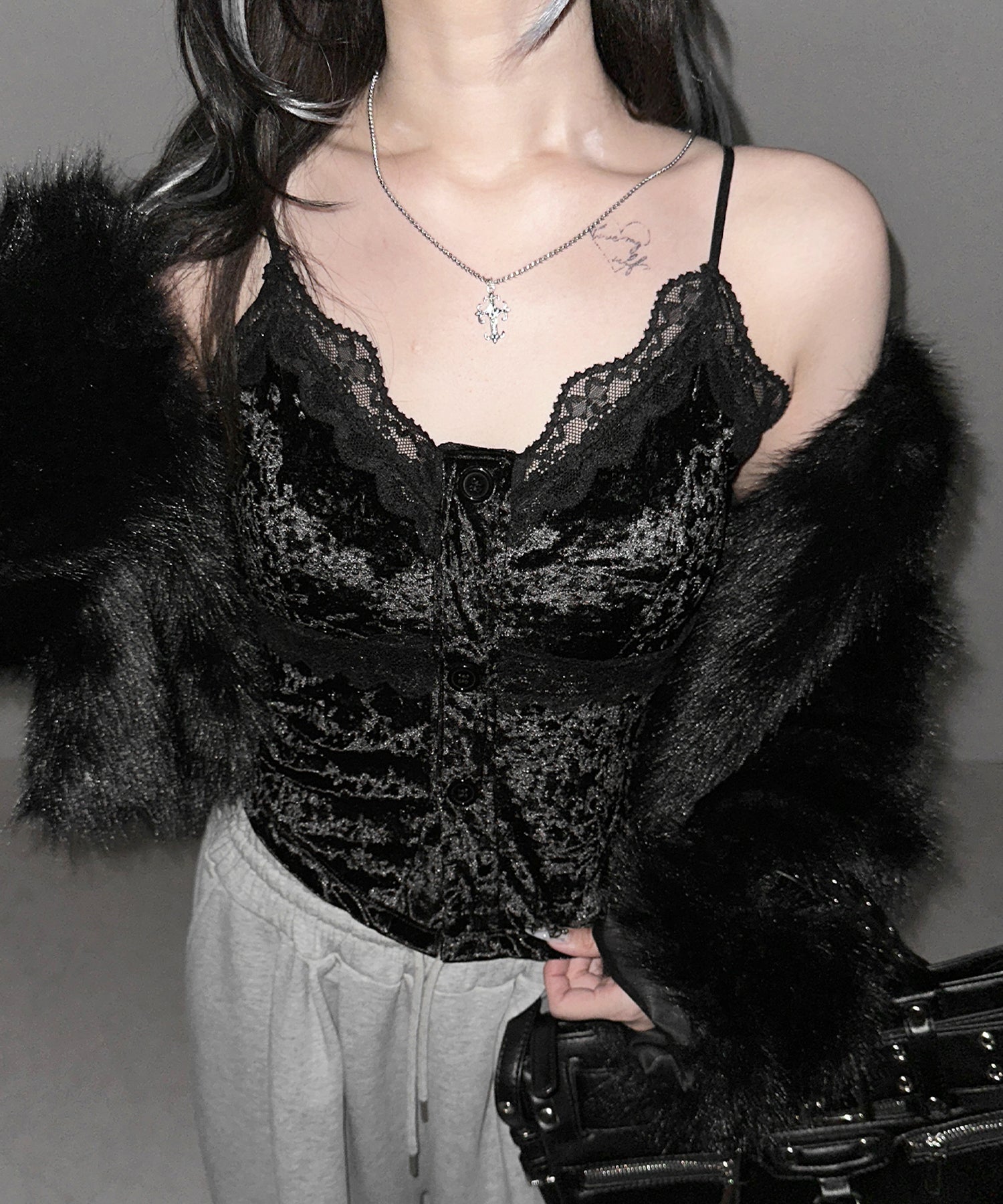 フロントボタンレースベロアショートキャミソール ／ front button lace velor short camisole
