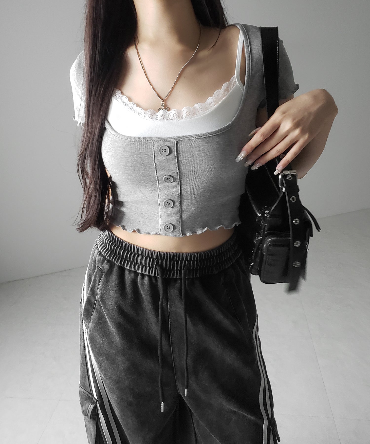 【 ２点セット 】レイヤードレースキャミソール ＋ スクエアネックフロントボタンTシャツ SET
