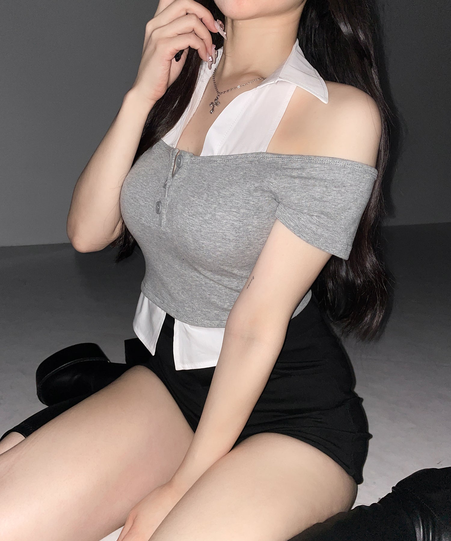 シャツレイヤードヘンリーネックカットアウトトップス ／ shirt layered henlyneck cutout tops