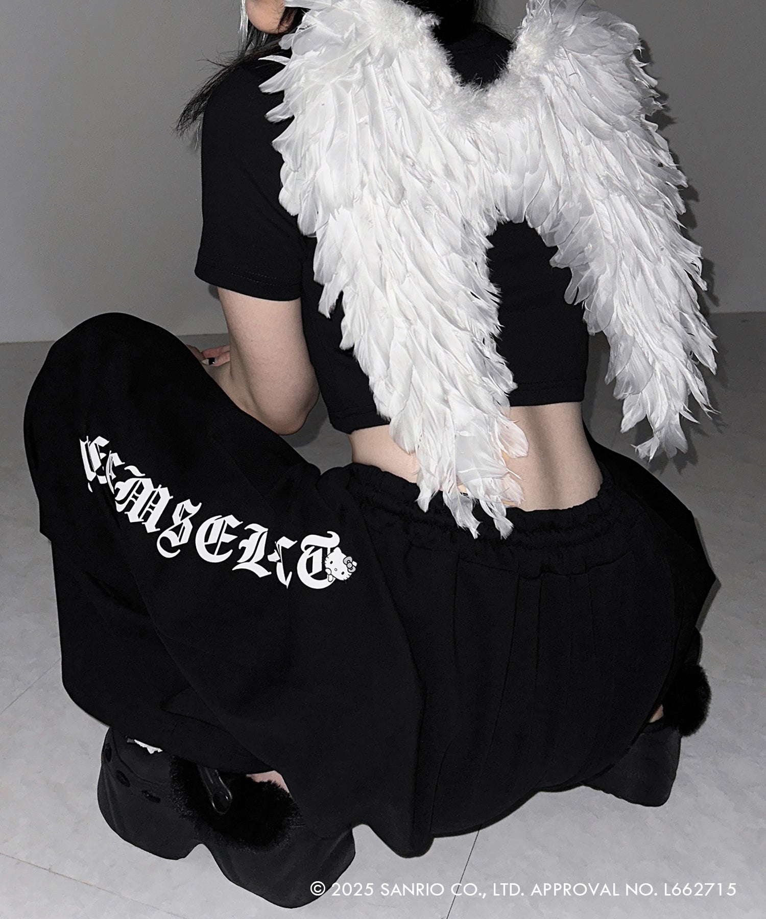 【 HELLO KITTY × me+em select 】ハローキティグランジロゴショートちびTシャツ ／ Hello Kitty grunge logo short chibi T-shirt 【 セットアップ着用可能 】