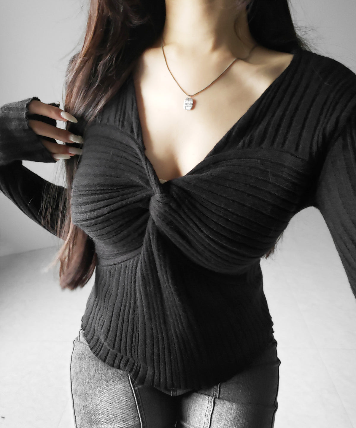 Ⅴネックツイストリブニットトップス ／ V-neck twisted rib knit tops