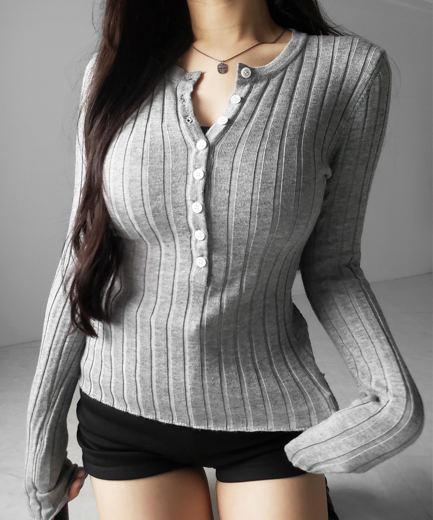 スリムフィットヘンリーネックリブトップス ／ slim fit henley neck ribbed tops