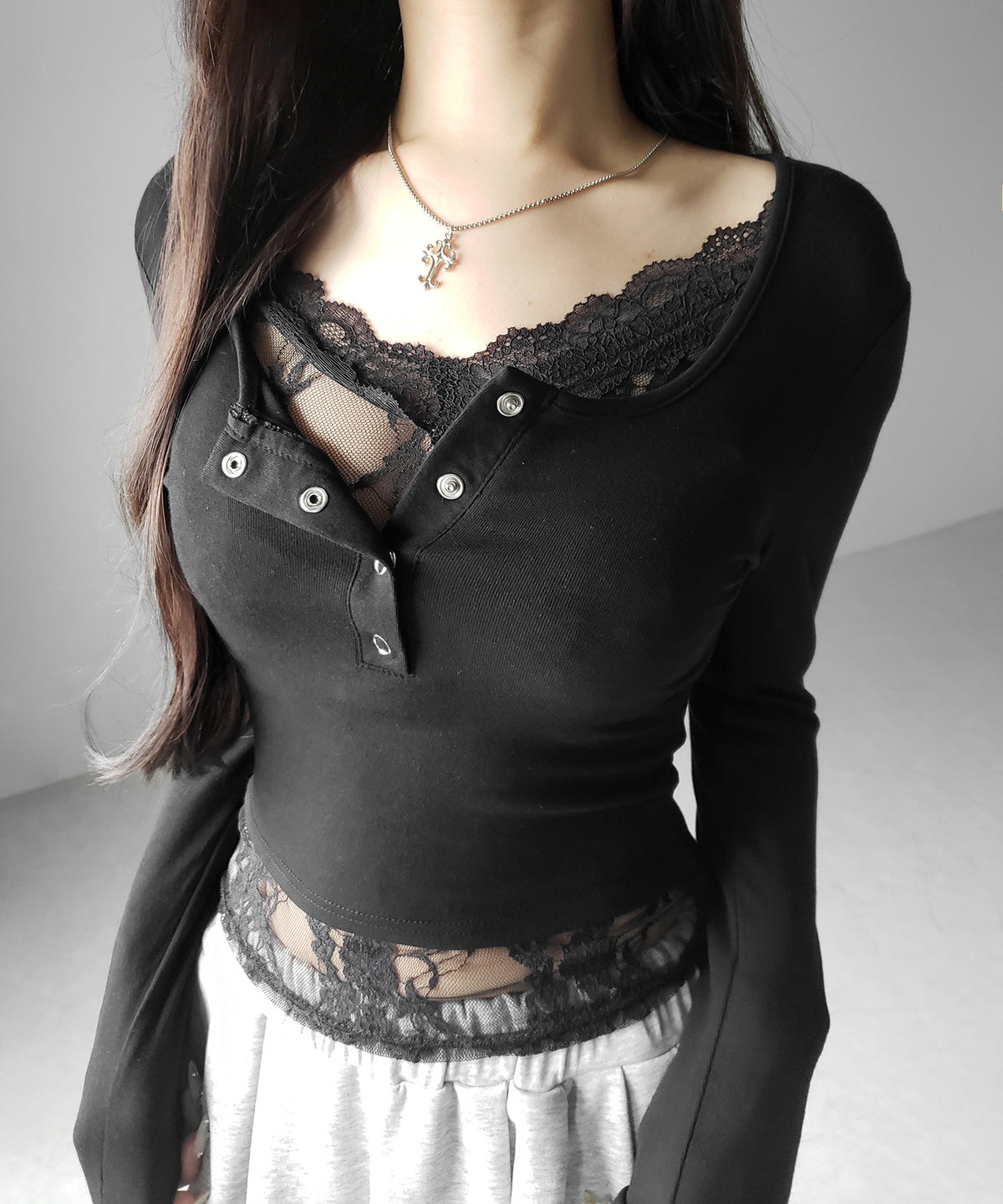 【 人気アイテムの長袖verが新登場！ 】レースレイヤードヘンリーネックスクエア長袖Ｔシャツ ／ lace layered henley neck square long sleeve T-shirt