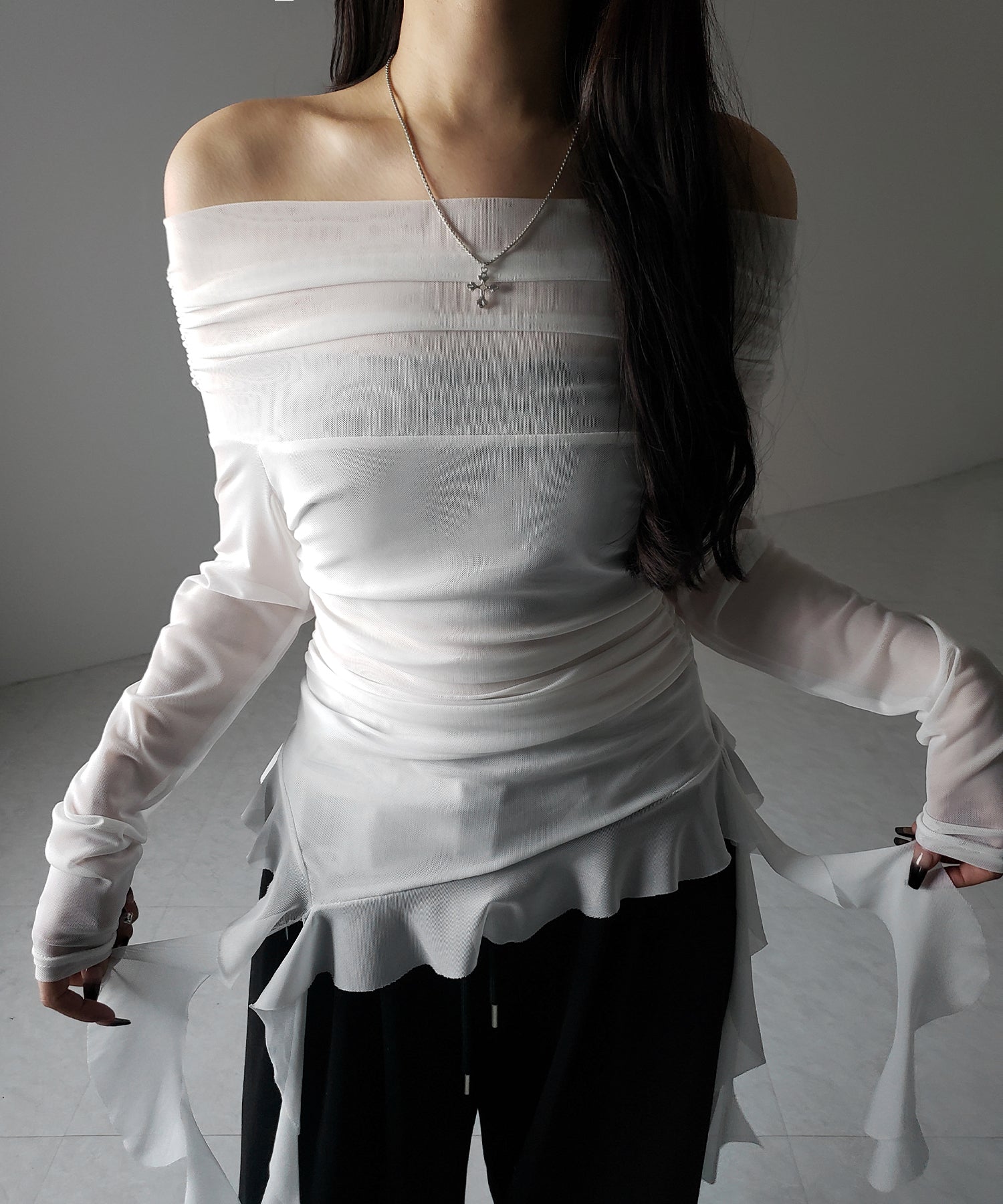 【 ２color 】アシンメトリーフリルオフショルシアートップス ／ asymmetrical frill off-shoulder sheer tops