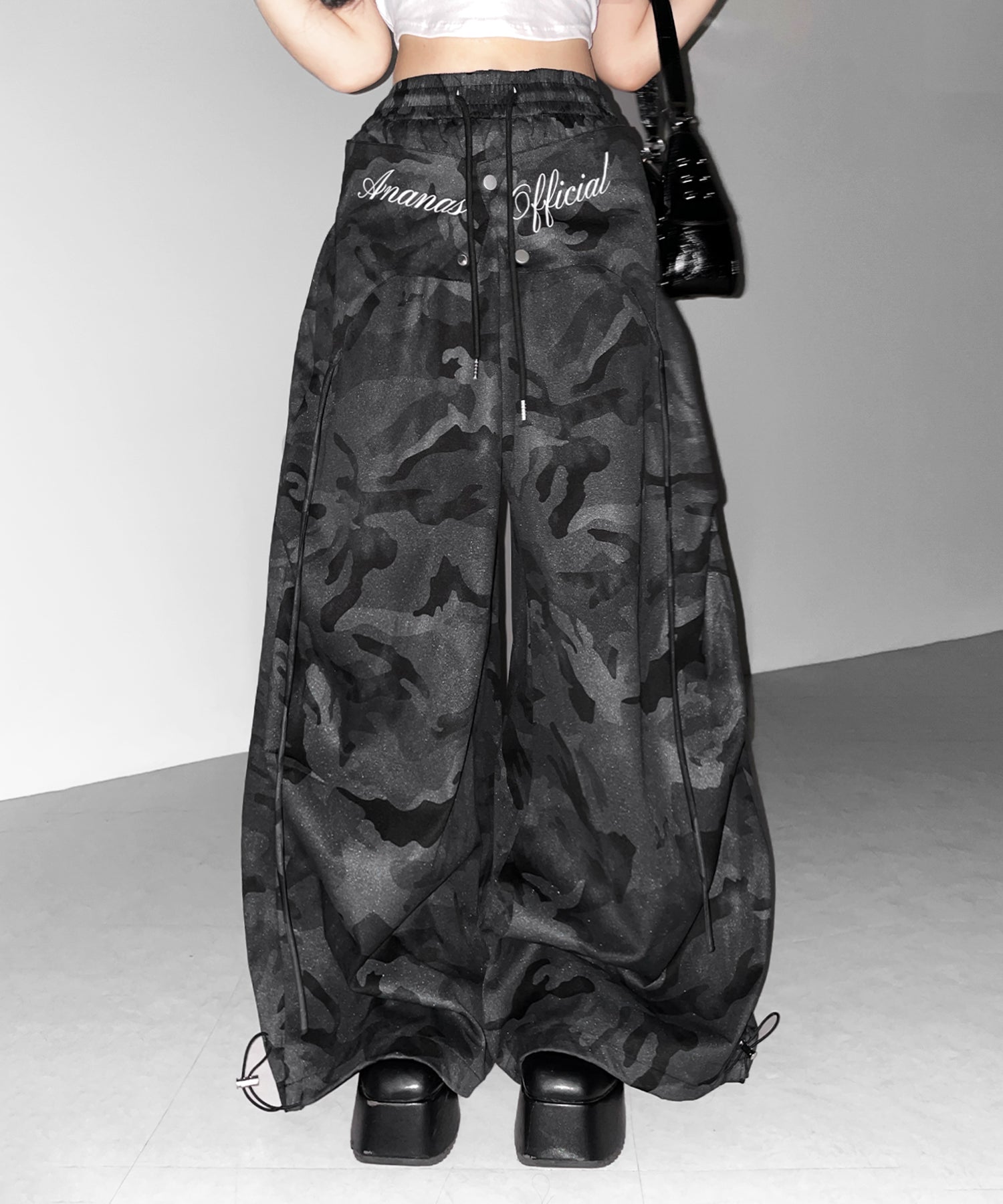 ロゴガーターカモフラタックワイドパンツ ／ logo garter camouflage tuck wide pants