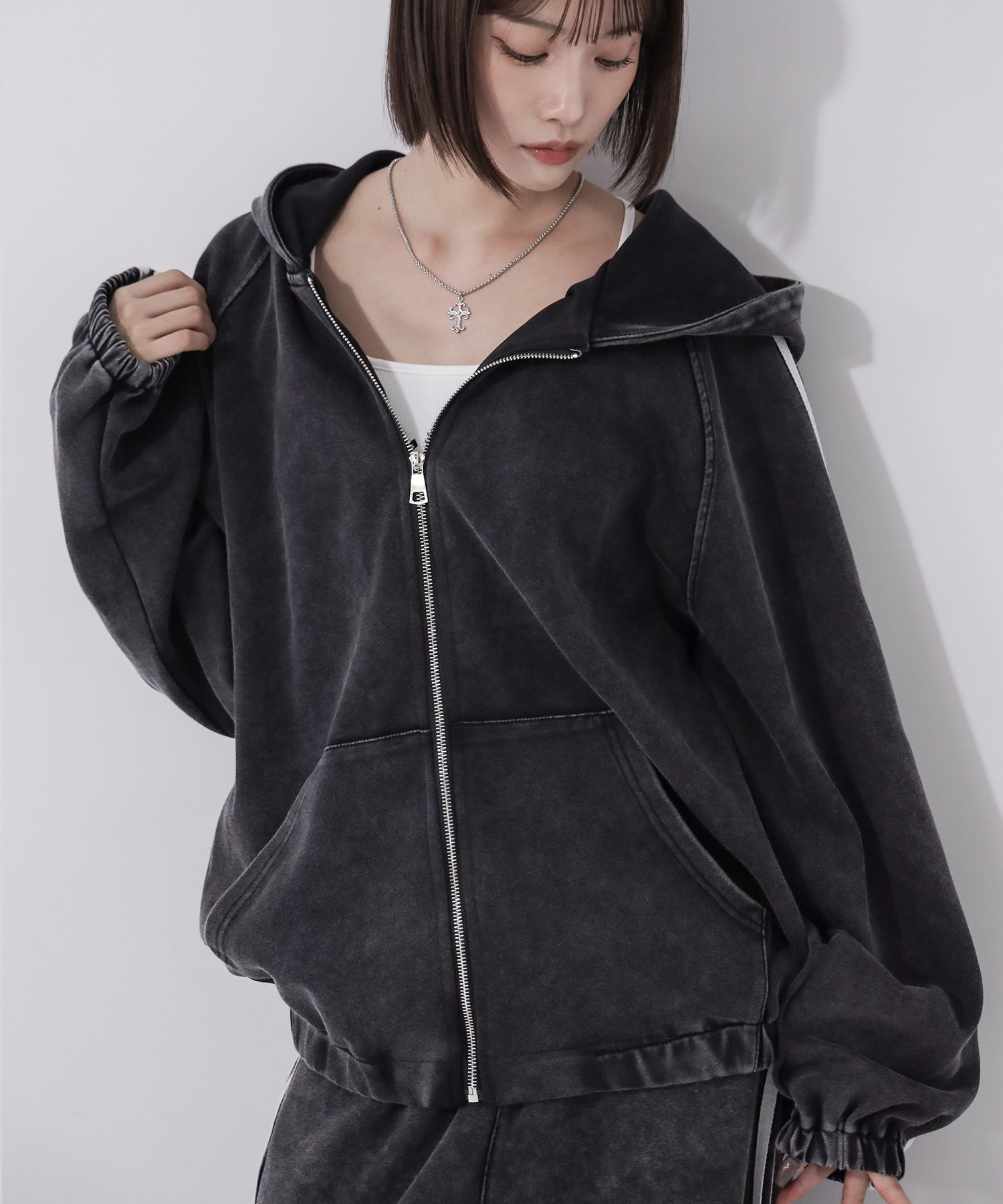 ピグメントヴィンテージ加工サイドラインジップアップパーカー ／ Pigment vintage side line zip-up hoodie